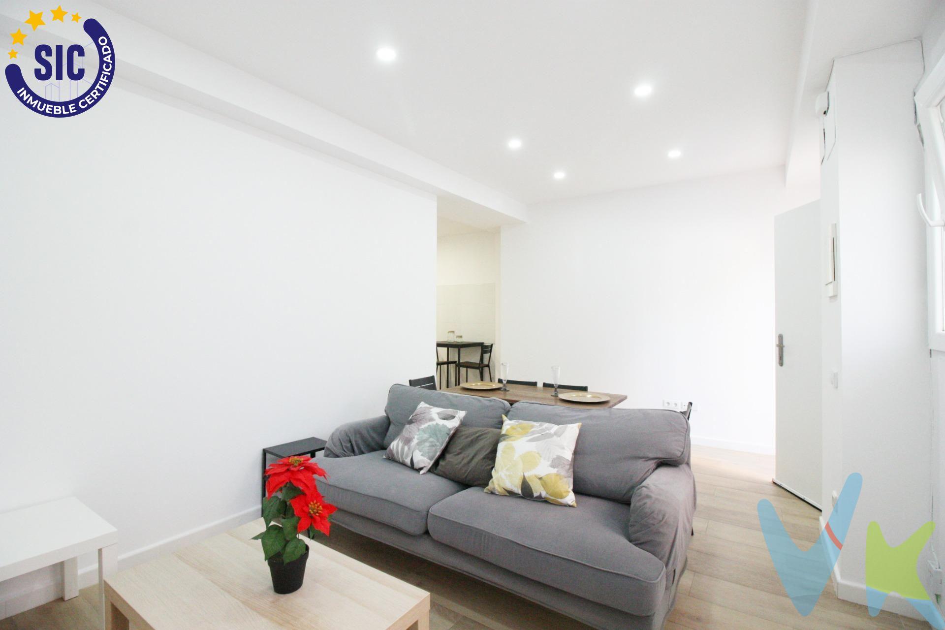 Bonita vivienda seminueva en una excelente zona de Alaquàs, rodeada de todos los servicios necesarios para el día a día: institutos, colegios, centro médico, comercios, supermercados y transporte. La vivienda destaca por su diseño moderno y funcional, ideal tanto para vivir como para invertir. Dispone de una habitación doble, un baño completo con plato de ducha y mampara, cocina office integrada y un acogedor salón-comedor que aprovecha muy bien el espacio y la luz natural. Un hogar pensado para disfrutar de la tranquilidad, la comodidad y esos pequeños momentos que hacen especial el día a día. Un espacio acogedor donde empezar una nueva etapa, crear recuerdos y sentirte en casa desde el primer instante. Una oportunidad perfecta para quienes buscan una vivienda cómoda, práctica y lista para entrar a vivir en una de las zonas más demandadas de Alaquàs. No dejes pasar esta oportunidad y ven a descubrir todo lo que esta vivienda puede ofrecerte. INFORMACIÓN LEGAL AL CONSUMIDOR:. El precio indicado no incluye impuestos ni gastos derivados de la compraventa. Gastos a cargo del comprador:. • Impuesto de Transmisiones Patrimoniales (ITP): En segundas transmisiones, el tipo general vigente en la Comunitat Valenciana es del 10% sobre la base imponible, que será el mayor valor entre el precio de compraventa, el valor declarado o el valor de referencia catastral, pudiendo aplicarse tipos reducidos según las circunstancias del comprador. • Honorarios de intermediación inmobiliaria: 4% del precio final de venta + IVA (21%), a cargo del comprador. No incluidos en el precio de venta. • Notaría y Registro de la Propiedad: Los aranceles son oficiales y variables en función del precio y características de la operación. A título orientativo, entre 600 € y 1.000 €. Los gastos se distribuirán conforme a la normativa vigente, salvo pacto en contrario. Las condiciones pueden variar en función de las circunstancias personales y del régimen fiscal aplicable. Otros gastos:. • Gastos de financiación: Tasación, comisiones y condiciones bancarias según la entidad elegida por el comprador. • Gestoría: Servicio opcional, con costes variables en función del proveedor. • Podrán existir otros gastos inherentes a la formalización de la compraventa que correspondan al comprador según normativa vigente. El vendedor asumirá los gastos que legalmente le correspondan, salvo pacto en contrario. El inmueble no se encuentra sujeto, a fecha de publicación, a limitaciones de precio derivadas de normativa de zonas de mercado residencial tensionado. Se facilitará al cliente información detallada y personalizada de todos los costes asociados a la operación, así como la documentación relativa al inmueble, disponible en la sede física de la agencia - Av. Blasco Ibáñez 5 Bajo, 46970, Alaquàs (Valencia) y/o en el medio electrónico habilitado – www.inmueblesvalencianos.net. La agencia actúa exclusivamente como intermediaria en la operación. Cualquier compraventa queda sujeta a la aceptación expresa del vendedor y a la formalización del correspondiente contrato. El presente anuncio tiene carácter meramente informativo y no contractual, pudiendo estar sujeto a errores, cambios o actualizaciones.  . La venta de esta vivienda se gestiona mediante contrato de EXCLUSIVA COMPARTIDA por lo que se trabaja con cerca de 400 Inmobiliarias. .  .  .  .  .  .  .