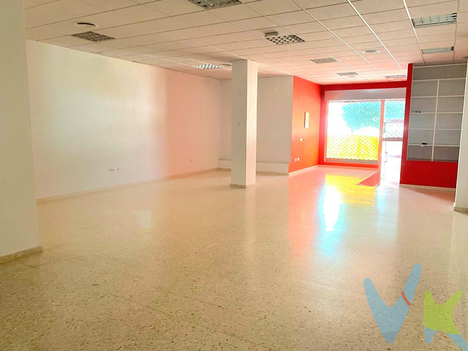 PRECIO DE VENTA: [99.500 + GASTOS] €. Se ofrece amplio local comercial en Olivares, ubicado en plena carretera principal, con un altísimo tránsito diario de vehículos y peatones, lo que garantiza una excelente visibilidad y paso constante de potenciales clientes. El inmueble destaca por su gran amplitud y distribución versátil, ideal para adaptarse a múltiples tipos de negocio: comercio minorista, oficina, clínica, academia, hostelería, showroom o supermercado, entre otros. Cuenta con dos servicios independientes, lo que facilita su uso para público y personal, y dispone de rampa de acceso para personas con movilidad reducida, cumpliendo con criterios de accesibilidad y ampliando las posibilidades de actividad. Su estratégica ubicación en Olivares, en una de las vías principales del municipio, lo convierte en una oportunidad excepcional tanto para emprendedores como para inversores que busquen un espacio con gran proyección comercial. Un local con múltiples oportunidades de explotación en una zona consolidada y de continuo crecimiento. En cumplimiento de las obligaciones de información previstas en la Ley 10/2025, de 28 de diciembre, de servicios de atención a la clientela y transparencia, así como en la normativa sectorial vigente, se hace constar que el precio indicado no incluye los gastos e impuestos inherentes a la adquisición, los cuales se desglosan a continuación:. •	Impuesto sobre Transmisiones Patrimoniales (ITP): Se aplicará el tipo impositivo vigente en la Comunidad Autónoma de Andalucía, generalmente el 7% (6.965€), sin perjuicio de tipos reducidos del 3,5%, 1,2% o 1% aplicables según las circunstancias personales del comprador o las características del inmueble). El impuesto se devenga sobre el Valor de Referencia de Catastro o el precio de venta, aquel que resulte superior. •	Gastos de Notaría: Los honorarios notariales se calcularán conforme al arancel oficial regulado en el Anexo I, del Real Decreto 1426/1989, de 17 de noviembre, por el que se aprueba el arancel Notarial. •	Gastos de Registro: La inscripción en el Registro de la Propiedad se facturará según el arancel oficial establecido en el ANEXO I, del Real Decreto 1427/1989, de 17 de noviembre, por el que se aprueba el arancel Notarial. •	Gastos de Gestión (Gestoría): Los honorarios por la tramitación administrativa, liquidación de impuestos e inscripción registral ascienden aproximadamente a [545] € (IVA incluido). •	Honorarios Agencia del Vendedor: incluidos en el PVP. •	Honorarios Agencia del comprador: La agencia prestará los servicios de información, asesoramiento y acompañamiento previstos en el Encargo de Servicios y en el D.I.A. Si solicita servicios adicionales o personalizados, sus honorarios serán informados previamente, de forma individualizada y por escrito, conforme a la libertad de pactos y a la normativa vigente. NO VINCULADOS AL PRECIO DE COMPRA. Para una información exhaustiva sobre el funcionamiento, tipos impositivos y bonificaciones del ITP en Andalucía, puede consultar el portal oficial de la Agencia Tributaria de la Junta de Andalucía en el siguiente enlace:. https://www.juntadeandalucia.es/organismos/economiahaciendayfondoseuropeos/areas/tributos-juego/tributos/paginas/impuestos-cedidos-transmisiones.html; . Documento D. I. A. a disposición del consumidor según Decreto 218/2005 Junta de. Andalucía. 