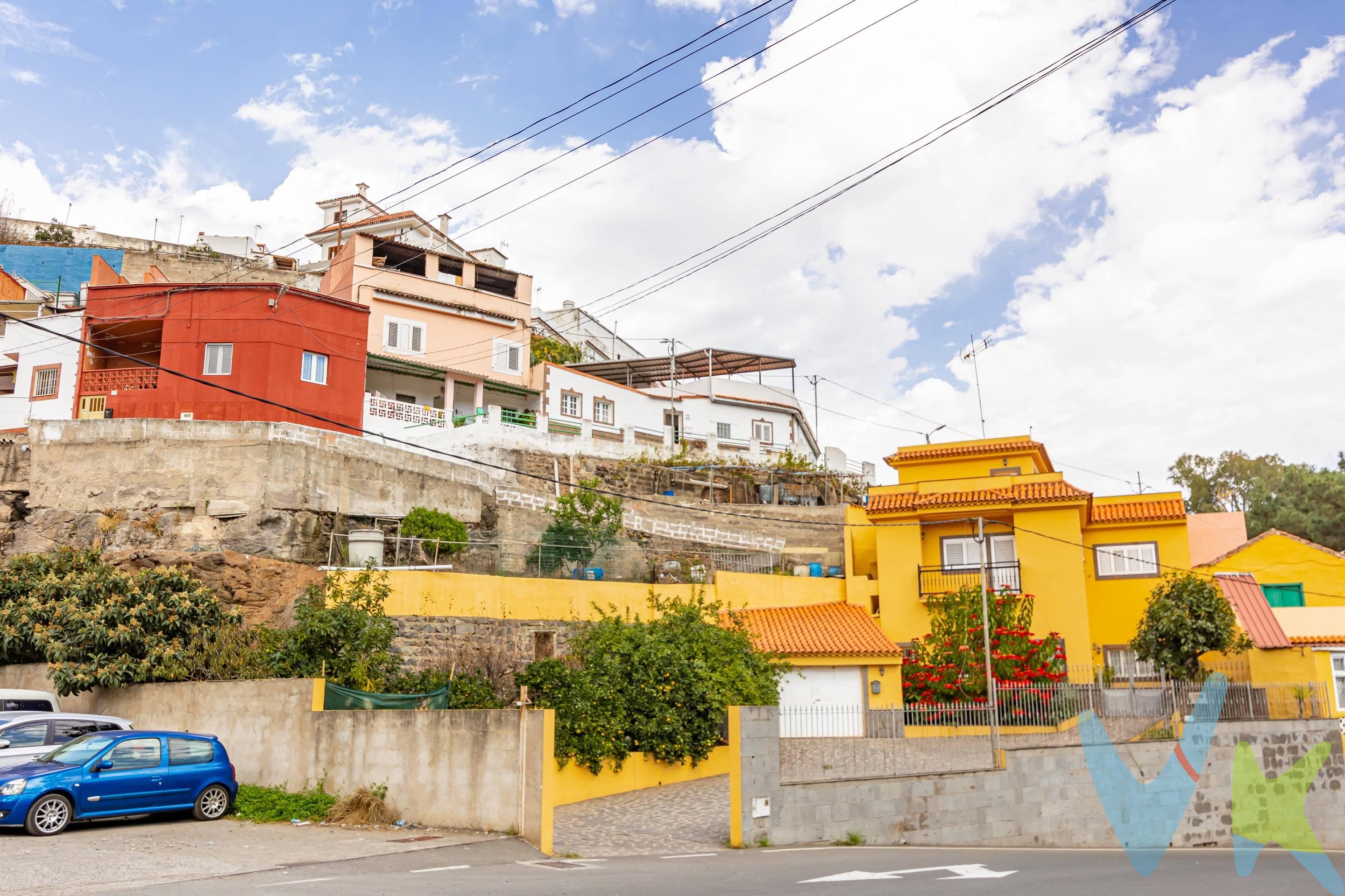 ​VENDEMOS, en Teror, una bonita casa, abierta, con una gran terraza, que combina una parte techada y una parte al aire libre. La terraza nos invita a entrar en la vivienda, o podemos dirigirnos a la bodega, la zona de barbacoa, la despensa o el baño en cueva, que se utiliza para las comidas familiares, reuniones o, simplemente cuando estás en la terraza. La vivienda, data desde el siglo pasado. Conserva los techos a dos aguas en la parte central de la misma, girando el resto, alrededor de la misma, además la vivienda cuenta con cuarto lavadero y azotea. . Conjuntamente a la casa, vendemos dos terrenos, ambos inscritos en el Registro de la Propiedad, uno de 320m2 y otro de casi 100m2 que tiene, en la actualidad, viñas y un cuarto de aperos. DETALLES EXTRA DE ÉSTA PROPIEDAD:. La vivienda no cuenta con garaje. Tiene wifi. Es una vivienda que se desarrolla, fundamentalmente en una planta, muy luminosa y con bonitas vistas, bien ventilada y que cuenta con varias cuevas añadidas, entre ellas un baño, una despensa, una bodega y un cuarto de juegos, la vivienda principal y de más uso es en casa de teja y azotea. ​Zona de ocio. Jardín. Espacio para plantar en terreno anexo con dos cuevas vírgenes (ahora con vegetación), que dan a la carretera principal. Terraza con barbacoa, comedor y horno​, zona de almacenaje y aseo. ​Todas las fincas están inscritas en el Registro de la Propiedad. Los terrenos que componen la venta están definidos en levantamiento topográfico. . NOTA: En el precio no entra impuestos ni gastos de notaría y registro.-