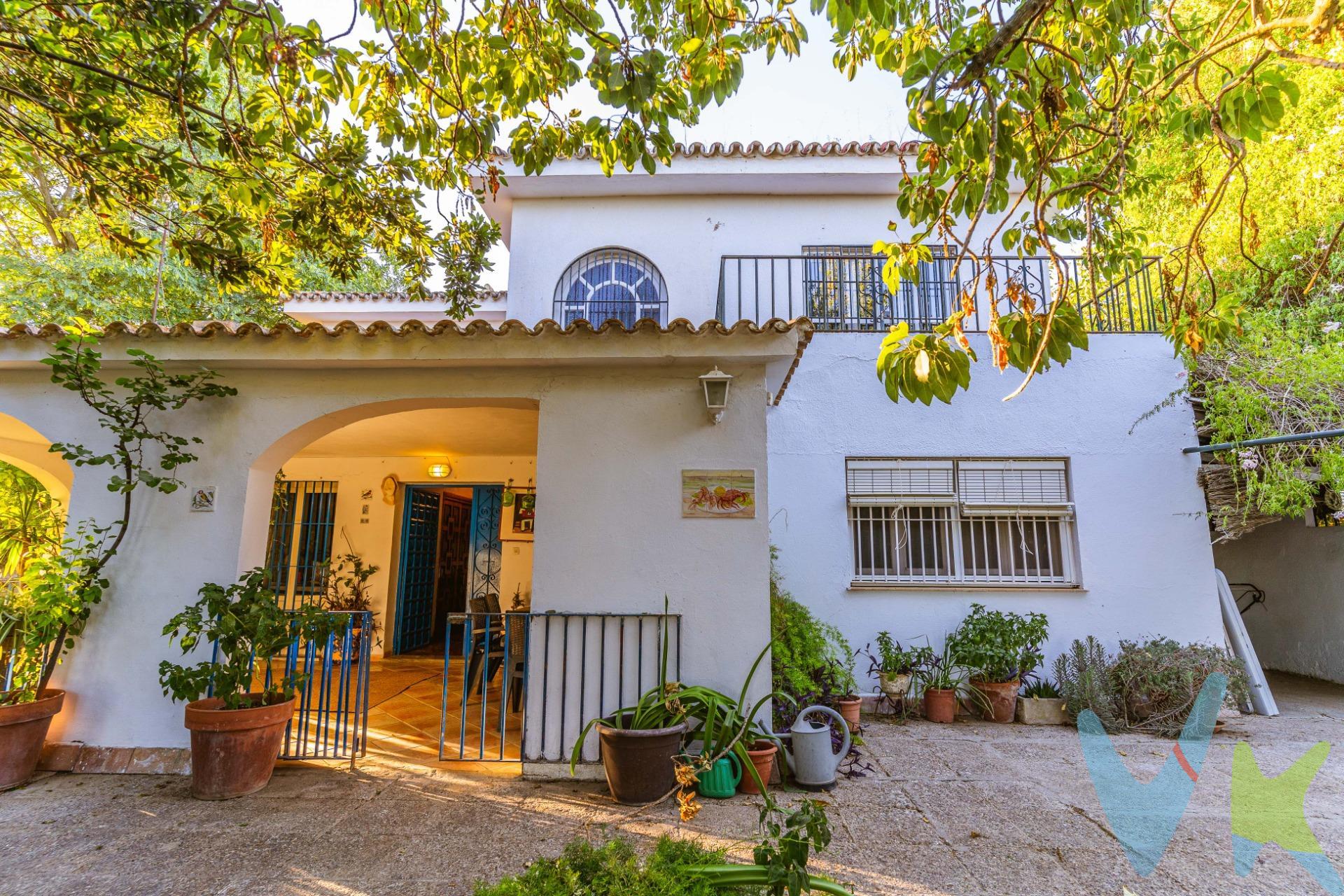 Tu refugio en la naturaleza, a un paso de todo. Descubre este chalet en Pago Solete Bajo, una ubicación tranquila y rodeada de vegetación, perfecta para quienes buscan calidad de vida sin renunciar a la cercanía del centro de Jerez y las principales vías de acceso hacia Sevilla, el Campo de Gibraltar o las playas. En una amplia parcela de 1.950 m² con vistas al río Guadalete, se levanta esta magnífica casa de 232 m² construidos, diseñada para disfrutar de la luz, los espacios abiertos y la comodidad. En su distribución se aprecia el buen trabajo del arquitecto que la diseñó: Planta baja: un elegante hall a doble altura con escalera, un gran salón en forma de L con chimenea, cocina independiente y un dormitorio con baño en suite; Planta alta: 3 dormitorios, 2 baños y una terraza con preciosas vistas. Además, dispone de un gran porche para vivir al aire libre y compartir momentos inolvidables. Lo mejor de los dos mundos: Un hogar rodeado de naturaleza, con la paz que siempre soñaste, pero con la ventaja de estar perfectamente conectado con la ciudad y su entorno. Ven a conocerlo. Es el lugar perfecto para construir tu hogar familiar o tu refugio de descanso. Contáctanos y agenda tu visita hoy mismo.
