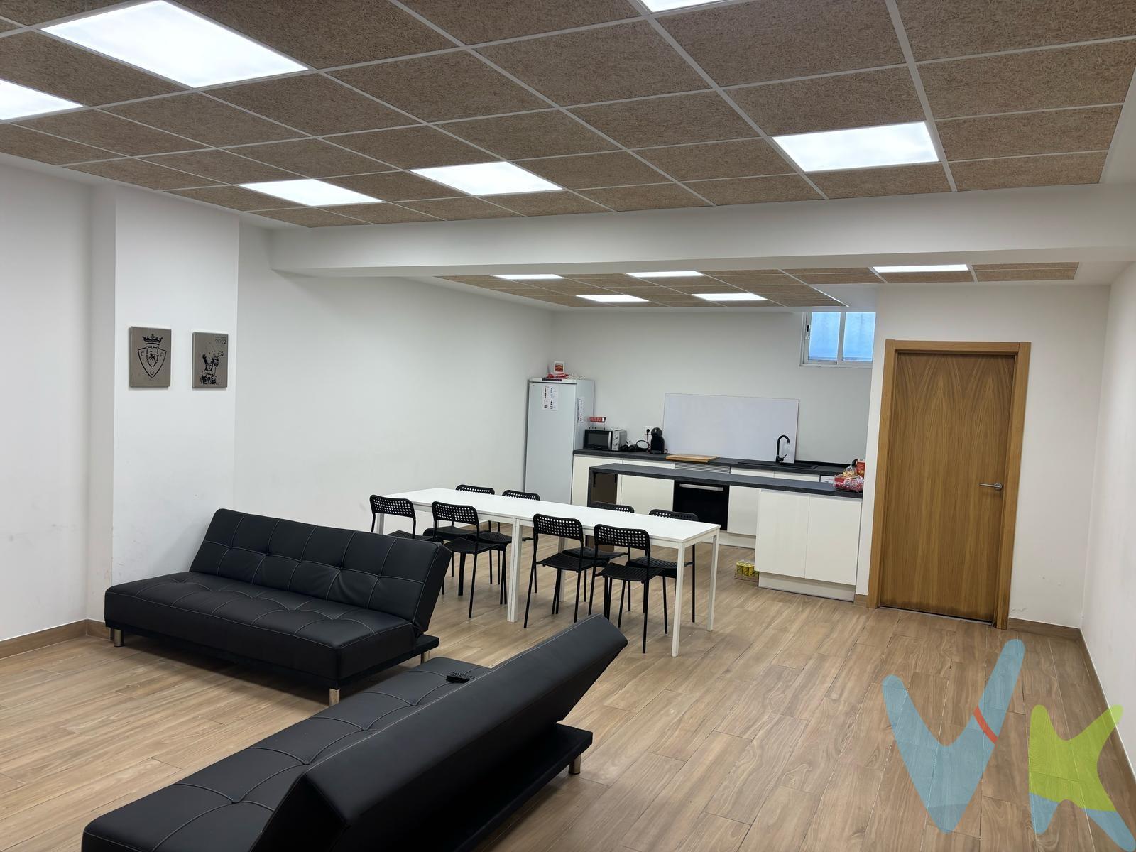 Se vende local comercial reformado de 134m2 en ubicación inmejorable, en la calle descalzos, en una de las zonas más transitadas del Casco Antiguo de Pamplona, justo a la salida del ascensor que conecta la Rochapea con el centro histórico, entre Calle Mayor, Plaza San Francisco y el Ayuntamiento. Distribución y características:. 	•	134 m² construidos. 	•	Zona de vending en funcionamiento. 	•	Espacio de almacén. 	•	Zona de estar con salón amplio, cocina equipada y baño reformado. 	•	Estado: interior totalmente reformado. 	•	Posibilidad de múltiples usos: comercial, recreativo, local para cuadrillas o asociaciones. Ubicación privilegiada, con paso constante de peatones y rodeado de comercios, servicios y el ambiente típico del Casco Viejo. Perfecto para emprender un nuevo negocio o como espacio privado en pleno centro. ¡No dejes pasar esta oportunidad de invertir o establecerte en una de las zonas con más vida de Pamplona!