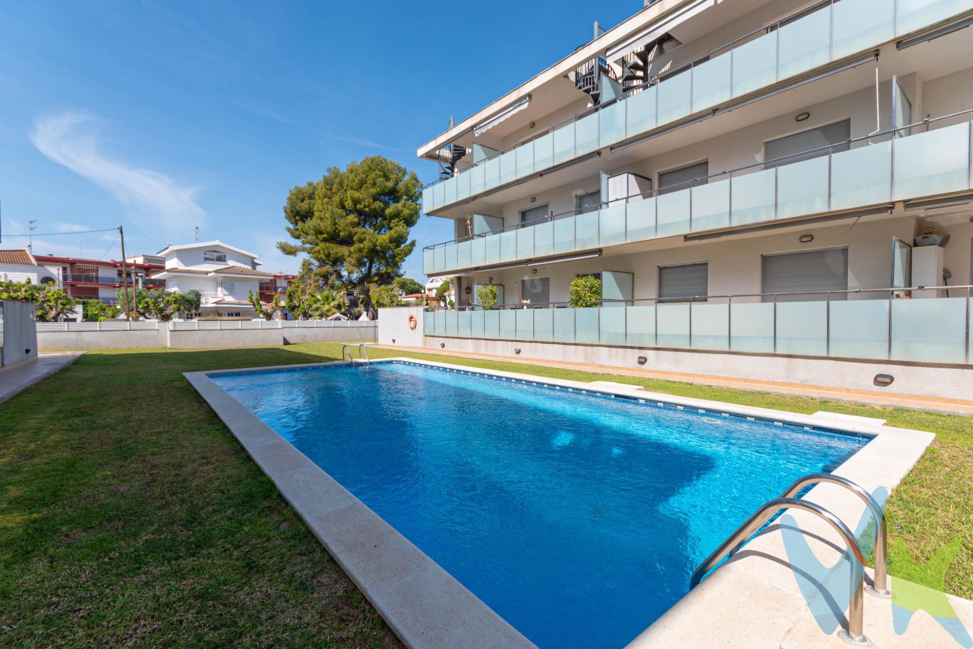 Fincas la Clau le presenta una primera planta en Cubelles, ubicada a escasos minutos del mar y de la estación de tren, ideal tanto como primera vivienda como para segunda residencia. La vivienda dispone de un salón-comedor funcional, bien distribuido, con ventana abierta a la cocina que aporta mayor conexión entre espacios y luminosidad. La cocina es independiente, práctica para el día a día; mantiene el mobiliario original, que se encuentra en buen estado y resulta totalmente funcional. La propiedad fue reformada integralmente hace 3 años, a excepción del mobiliario de la cocina, lo que permite disfrutar de una vivienda actualizada sin necesidad de inversión adicional. Durante esta reforma también se instaló un nuevo sistema de aire acondicionado central, garantizando confort durante todo el año. Cuenta con dos dormitorios, uno doble y otro individual con armario empotrado, perfecto como habitación auxiliar, despacho o dormitorio infantil. El baño es completo y está equipado con plato de ducha. Uno de los puntos fuertes de la vivienda son sus espacios exteriores, ya que cuenta con dos terrazas que suman aproximadamente 29 m²: una interior con cerramiento de aluminio, actualmente utilizada como zona de lavandería, y otra exterior con vistas a la zona comunitaria, ideal para disfrutar del entorno. La finca ofrece además piscina comunitaria, plaza de parking de aproximadamente 12 m² y trastero de unos 2-3 m², aportando un valor añadido importante. Se trata de una primera planta sin ascensor, aunque el edificio dispone del espacio previsto por el constructor para su futura instalación, sujeto a acuerdo de la comunidad. Ubicada a tan solo 4 minutos de la estación de tren de Cubelles y a 2 minutos de la playa, en una zona tranquila y bien comunicada. Además, a escasos metros de la vivienda encontrarás todo tipo de servicios como farmacia, supermercados, panadería y cajeros, facilitando el día a día sin necesidad de grandes desplazamientos. La vivienda cuenta con 51 m² construidos (sin incluir terrazas), de los cuales 38,71 m² son útiles, ofreciendo una distribución bien aprovechada y funcional. Una vivienda que combina ubicación, servicios y potencial en un entorno ideal para disfrutar del Mediterráneo. Cláusula de Transparencia y Desglose de Gastos (Ley 10/2025). Precio no incluye impuestos ni gastos:. Para vivienda de segunda mano en Cataluña: ITP del 10% al 13% según el importe (con posibles tipos reducidos del 5% al 7%), calculado sobre el mayor valor entre el precio de compraventa o el valor de referencia. Gastos de notaría según aranceles (Real Decreto 1426/1989). Gastos de registro según aranceles (Real Decreto 1427/1989). Gastos de gestoría según trámites a realizar. Ejemplo orientativo:. Para una vivienda de segunda mano de 255.000 € en Cataluña: ITP (10%): 25.500 €. Gastos de notaría: aprox. 700 € a 900 €. Gastos de registro: aprox. 300 € a 500 €. Gastos de gestoría: aprox. 300 € a 400 €. Total estimado de gastos: 26.800 € – 27.300 €. Importe final de la operación: 281.800 € – 282.300 €. Honorarios de agencia: incluidos en el precio y a cargo del vendedor. Cédula de habitabilidad: VIGENTE - Nº CHB00979126001. Certificado de Eficiencia Energética: Consumo: Letra F 235 kWh/m² año // Emisiones: Letra E 39 kg CO₂/m² año. Superficie:. Metros construidos: 51 m² (sin incluir terrazas). Metros útiles: 38,71 m². Superficie terrazas: 29 m² aproximados. Plaza de parking: 12 m² aproximados. Trastero: 2-3 m² aproximados. API: 2400 - AICAT 1.050