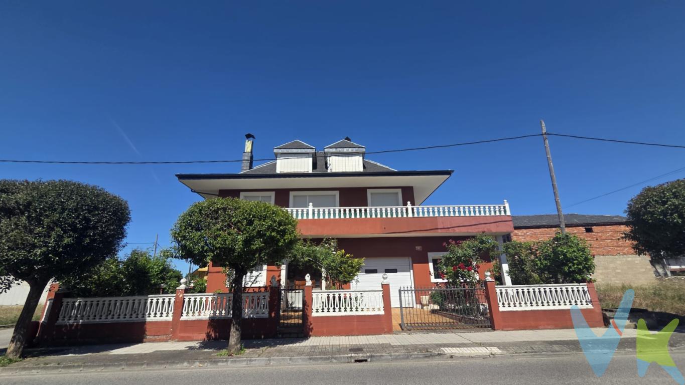 A muy poca distancia de Ponferrada - El Bierzo (León), ofrecemos esta vivienda unifamiliar con un bonito jardín de casi 500 m2. Cuenta con un montón de posibilidades habitacionales. En la planta de calle nos encontramos con el acceso a la vivienda principal, situada en la planta primera y que consta de salón comedor, cocina independiente, tres dormitorios, un baño completo con ventana y una amplia terraza. En la misma planta de calle tenemos el garaje y un cuarto de calderas, una zona de comedor y un salón con chimenea al que se une una cocina completa. Así mismo dispone de un baño completo y una zona de congelador. Desde esa planta baja se accede a un bonito jardín que rodea la vivienda y en el que se podría ubicar una piscina. En la planta sótano de la vivienda se encuentra una zona de trabajo y almacenamiento muy amplia, La vivienda cuenta con una planta bajo cubierta que se encuentra en bruto y en la que se podría ubicar una zona de juegos, de teletrabajo o de invitados. Superficie conjunta construida de 310,15 metros y útil de 224,88 metros. La vivienda dispone de saneamiento, calefacción y ACS de gasóleo.     Parada de bus muy próxima.No deje pasar la oportunidad de visitar esta espléndida vivienda. Estamos seguros de que una vez que conozca el espacio y el área circundante, lo considerará su futuro hogar o la inversión perfecta. Para más información o agendar una visita, no dude en contactarnos. Estamos a su disposición para resolver cualquier consulta que pueda tener y para ayudarle en todo el proceso de compra.Según la Ley 10/2025, de 28 de diciembre, se informa que los gastos e impuestos que conlleva la adquisición no están incluidos en el precio indicado:El vendedor asume la plusvalía y el resto de gastos son del comprador.Segundas transmisiones, el comprador abona el Impuesto sobre Transmisiones Patrimoniales (ITP). Puede consultar toda la información en el siguiente enlace: https://sede.tributasenasturias.es/sites/sede/default/es_ES/Que-quieres-hacer/Transmisiones-Patrimoniales-y-AJD. La base imponible que se toma para el cálculo será el mayor valor entre precio de compraventa, tasación o valor de referencia catastral.El comprador escoge la notaría. Los gastos de Notaría están regulados en el Anexo I, del Real Decreto 1426/1989, de 17 de noviembre, por el que se aprueba el arancel Notarial y los gastos de Registro según el arancel oficial establecido en el Anexo I, del Real Decreto 1427/1989, de 17 de noviembre, los aranceles varían en función del precio, número de copias y complejidad. Los gastos de Gestoría por la tramitación administrativa de la compraventa, presentación, liquidación de impuestos y la inscripción en el Registro de la Propiedad, serán de la parte compradora, en caso de que decida encargar dichos trámites a un profesional, su importe varía en función del profesional o entidad designada para su realización. Si el comprador necesita préstamo hipotecario, la tasación, condiciones y costes bancarios según entidad elegida por el comprador; así como los gastos de gestoría y cualesquiera otros inherentes a la formalización de la compraventa serán de su cuenta, salvo pacto expreso en contrario con el vendedor..Honorarios de intermediación inmobiliaria a cargo del vendedor.Conforme a la normativa vigente, el consumidor tiene derecho a disponer de información, documentación y condiciones de la compraventa relativa al inmueble, en la sede física de Los Arcos 98, SL en Avenida de la Costa, nº 53  bajo en Gijón, o a través de nuestro correo electrónico, inmobiliaria@grupolosarcos.es. La agencia actúa exclusivamente como intermediaria en la operación, las condiciones de la compraventa están sujetas a la aceptación expresa del vendedor y a la posterior formalización del correspondiente contrato. El presente anuncio es meramente informativo y la información facilitada corresponde a la disponible en la fecha de publicación, pudiendo variar en función de circunstancias legales, contractuales o fiscales.