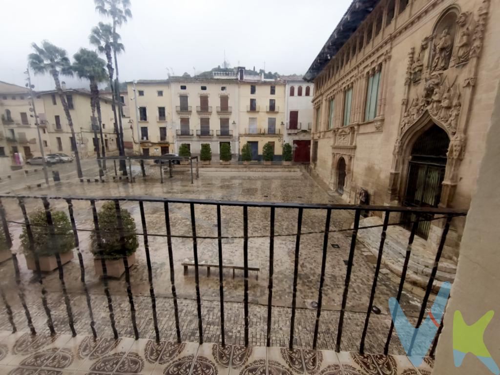 OPORTUNDIAD ÚNICA DE INVERSIÓNUna Joya histórica en la plaza principal de Xàtiva.Edificio emblemático en venta en Plaza Calixto III, Xàtiva (Valencia, España) de 318m2 con enorme potencial para desarrollar un proyecto único.Cuenta con fachada a dos calles situado en la plaza principal del casco antiguo de Xàtiva, una de las zonas de mayor valor patrimonial y cultural de la ciudad. La fachada principal da a la misma Plaza Calixto III, destacando por su impronta clásica y presencia monumental.El edificio cuenta con 4 alturas con increíbles vistas + sótano en la fachada que da a la plaza y 2 alturas en engalaberno en la fachada posterior, lo que proporciona un volumen sobresaliente para crear un gran proyecto.Su distribución y alto potencial de rehabilitación lo convierten en una oportunidad única de inversión en un entorno histórico.El edificio está ubicado en el corazón del centro histórico, un lugar de gran valor turístico y patrimonial, rodeado de edificaciones monumentales, vida urbana y servicios.Principales atractivos alrededor:La Colegiata-Basílica de Santa María (La Seu): Iglesia monumental con mezcla de estilos (gótico, clásico y barroco), levantada sobre una antigua mezquita y símbolo arquitectónico de la ciudad.Hospital Real de Xàtiva: Edificio histórico del siglo XIV-XVI con fachada renacentista y gótica, situado justo en la misma plaza; actualmente Espacio Borja, centro interpretativo sobre la influyente familia de papas originaria de Xàtiva.Servicios, comercio y gastronomía: Cafeterías, restaurantes, tiendas tradicionales y negocios de proximidad, con un flujo continuo de residentes y visitantes del casco antiguo.Ruta Borja: Xàtiva es cuna de los papas Calixto III y Alejandro VI, y muchas edificaciones, museos y rutas culturales en la zona giran en torno al legado de esta familia histórica.Castillo de Xàtiva: Fortaleza doble con vistas panorámicas de la ciudad, uno de los iconos más visitados de La Costera.Casa de lEnsenyança: Edificio histórico del siglo XVIII hoy dedicado a actividades culturales y museísticas.Calles y plazas históricas: Calles peatonales del casco antiguo, plazas secundarias con encanto y acceso directo a zonas peatonales y museos culturalesInversión única✔️ Ubicación privilegiada en el centro histórico de una ciudad con creciente atractivo turístico y cultural.✔️ Edificio con gran potencial✔️ Entorno de alto flujo peatonal y proximidad a monumentos emblemáticos.✔️ Visibilidad y presencia urbana frente a plazas y calles de gran tránsito y relevancia monumental.Si tienes que vender antes tu vivienda, llámanos y te asesoramos cómo hacerlo para además tener los mínimos gastos posibles y todas las garantías.Agencia Registrada con el nº00516 en el Registro Obligatorio de Agentes Inmobiliarios de la Comunidad ValencianaPor mandato expreso del propietario, COMERCIALIZAMOS ESTE INMUEBLE EN EXCLUSIVA, lo que le garantiza el acceso a toda la información, a un servicio de calidad, un trato fácil, sencillo y sin interferencias de terceros. Por este motivo, se ruega NO MOLESTAR AL PROPIETARIO, a los ocupantes de la propiedad o a los vecinos. Muchas gracias por su comprensión.La oferta está sujeta a cambios de precio o retirada del mercado sin previo aviso. Este anuncio en su conjunto, incluyendo textos, fotos, imágenes o cualquier otro contenido de este, no es vinculante dado que la información es ofrecida por terceros y puede contener errores. Se muestra a título informativo y no contractual.El precio del inmueble no incluye los honorarios de la agencia que ascienden al 4%+IVA del precio final del inmueble, ni los gastos de notaría y registro de la propiedad (que están sujetos a aranceles y varían dependiendo del precio de escrituración), ni los impuestos (que en la Comunitat Valenciana varían dependiendo del precio del inmueble y de las características personales del comprador).Esta propiedad se pone a la venta con toda la documentación comprobada y en regla, por lo que ofrecemos GARANTIAS a los compradores.
