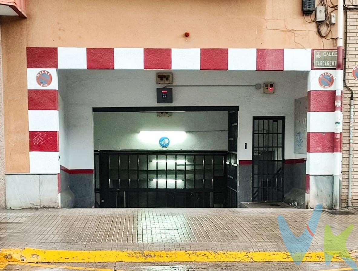 Se pone a disposición una excelente oportunidad para adquirir una plaza de garaje ubicada en la codiciada zona de la Raiosa, en calle Carcaixent número 10 Valencia. Esta plaza, aunque de dimensiones más ajustadas, resulta sumamente práctica y funcional, siendo especialmente idónea para aquellos que posean una motocicleta o un vehículo de tamaño pequeño. La principal ventaja reside en la comodidad que ofrece, ya que al disponer de esta plaza, se elimina la frustrante tarea de buscar aparcamiento al regresar del trabajo, permitiendo disfrutar de un merecido descanso de manera inmediata. Considerando el tiempo valioso que se pierde a diario dando vueltas en busca de un espacio donde estacionar, esta opción se presenta como una inversión inteligente y rentable. . Se extiende una cordial invitación para que aquellos interesados se acerquen a conocer personalmente esta plaza de garaje y constaten por sí mismos los beneficios que puede aportar a su rutina diaria. No pierda la oportunidad de simplificar su vida y asegurar un lugar seguro para su vehículo. La descripción del presente inmueble e imágenes tienen mero carácter informativo y en ningún caso carácter contractual, pudiendo ser modificados por la inmobiliaria comercializadora sin que ello implique responsabilidad alguna frente a terceros. En el precio de venta a público, esta propiedad NO incluye los gastos de adquisición (Notario, registro, gestión, honorarios, etc…). 