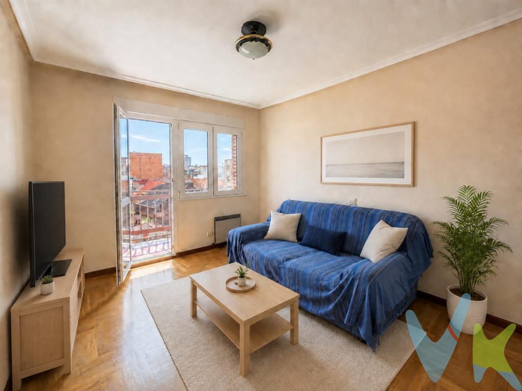  ¡Oportunidad para adquirir tu nuevo hogar en una de las zonas más demandadas en el barrio de La Arena en Gijón y al lado de la Playa de san lorenzo !!. Esta vivienda se encuentra ubicada en la octava planta, ofrece no solo comodidad, sino también una ubicación estratégica que lo convierte en una joya en el mercado inmobiliario de la ciudad.Dispone de 87 metros cuadrados construidos y cuenta con tres dormitorios, Sala con acceso a Terraza con orientación sur, amplia cocina, Baño y despensa que podrás convertir en segundo Baño.La planta octava proporciona unas vistas excepcionales , con dos estancias exteriores a la calle y acceso a una agradable terraza y el resto de las habitaciones dan a un amplio patio de manzana, que aporta mucha luz natural a toda la vivienda.La vivienda dispone de agua caliente y calefacción eléctrica. El edificio cuenta con instalación de gas ciudad, con conexión disponible hasta la ventana de la vivienda.El acceso rápido a medios de transporte hace que moverse por Gijón, ya sea por trabajo, estudio o diversión, sea increíblemente sencillo y eficiente.El barrio de La Arena es conocido por su dinamismo y diversidad. A pocos pasos de la vivienda, se encuentran una gran variedad de servicios esenciales, como tiendas, supermercados, restaurantes y cafeterías. La oferta de ocio y entretenimiento es variada, garantizando que siempre habrá algo nuevo por descubrir y disfrutar, sin necesidad de desplazarse lejos de casa.La Comunidad de Propietarios, a través de su Administrador, está gestionando subvenciones y ayudas para la renovación de la fachada del edificio y cambio de ascensor, siendo dichas obras a cargo de la parte adquiriente, lo que supondrá una mejora notable en eficiencia y confort.Te invitamos a visitarlo y descubrir de primera mano el potencial y las ventajas que ofrece esta propiedad.Estamos a tu disposición para organizar una visita, en la que podrás apreciar los detalles únicos y encantadores que este piso tiene para ofrecer.Esperamos con interés tu contacto para coordinar una visita y ayudarte a encontrar tu espacio ideal.Gastos e impuestos no incluidos en el precio. En segundas transmisiones, el comprador abona el ITP (porcentajes en Asturias: https://sede.tributasenasturias.es/sites/sede/default/es_ES/Que-quieres-hacer/Transmisiones-Patrimoniales-y-AJD), calculado sobre el mayor valor entre precio, tasación o valor de referencia catastral. Notaría y registro según aranceles variables; el comprador elige notario. El vendedor asume la plusvalía municipal; el resto de gastos (incluida hipoteca: tasación, costes bancarios, gestoría y formalización) son del comprador.Honorarios: intermediación a cargo del vendedor.El consumidor puede solicitar información y documentación adicional en la sede física o por correo electrónico de la Agencia (contacto en la web). La agencia actúa solo como intermediaria; toda compraventa queda sujeta a la aceptación expresa del vendedor y a la formalización del contrato. Anuncio meramente informativo: los datos corresponden a la fecha de publicación y pueden variar por actualizaciones legales, contractuales o fiscales.  