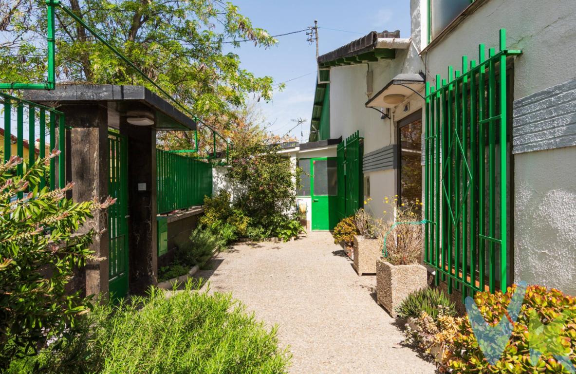 Vivir en la calle Esteban Talayero 4 es abrazar la historia de Zaragoza desde la serenidad de un hogar con alma. Construida en el año 1936, esta vivienda unifamiliar en el emblemático barrio de Ciudad Jardín no es solo un inmueble, sino un refugio que ha visto pasar décadas conservando su esencia acogedora y su carácter único. Al cruzar la verja verde que protege la entrada, te recibe un espacio exterior que invita a dejar atrás el bullicio de la ciudad. Al entrar, un pasillo luminoso te guía hacia el corazón de la casa. A un lado, el salón te envuelve con la calidez de sus detalles en madera y un ambiente clásico que evoca tardes de lectura y descanso. Continuando el recorrido, descubres un comedor independiente y una cocina de aire tradicional, decorada con azulejos florales que le dan un encanto especial, ideal para preparar recetas con sabor a hogar. Los dormitorios son estancias de paz, con amplios armarios y suelos con dibujos geométricos que mantienen vivo el estilo de la época. Pero la verdadera joya es la salida al patio privado, un rincón íntimo donde disfrutar de desayunos al aire libre, y la terraza superior, un espacio abierto al cielo desde donde contemplar el entorno arbolado del barrio. . Vivir aquí significa disfrutar de beneficios que pocos lugares pueden ofrecer:. - Privacidad total - Al ser una vivienda unifamiliar adosada, disfrutas de la independencia de no tener vecinos arriba ni abajo. - Espacios al aire libre - Contar con un patio y una terraza privada en plena ciudad es un lujo para los sentidos y para la vida social. - Ubicación estratégica - Estás a un paso de la vitalidad de la Plaza San Francisco, la Universidad y el Hospital Clínico, pero rodeado de la calma y el verde que caracterizan a Ciudad Jardín. - Solidez y confianza - La casa ha superado con éxito la inspecciones técnica de 2010, lo que garantiza que su estructura y cimientos están en buen estado, lista para seguir albergando historias. Esta vivienda es mucho más que sus 94 metros cuadrados construidos; es la oportunidad de crear un proyecto de vida en un entorno privilegiado, donde el encanto de lo antiguo se encuentra con las posibilidades del presente. Es, en definitiva, el lugar donde la tranquilidad se convierte en tu rutina diaria. Gastos e impuestos no incluidos. A título orientativo, en segundas transmisiones, el comprador abonará: Impuesto sobre Transmisiones Patrimoniales (ITP) - tipo general: 8%(*). Base de cálculo: mayor valor entre precio de compraventa o valor de referencia catastral  o valor de tasación. -. Gastos de notaría y registro: aprox. Entre 700€ y 1000€ (aranceles variables según precio, número de copias y complejidad; cálculo según tarifas normativas). Si se precisa hipoteca: Tasación, condiciones y costes bancarios según entidad elegida por el comprador; así como gastos de gestoría y cualesquiera otros inherentes a la compraventa. No se incluyen otros gastos o tributos puedan por ley corresponder al comprador. Operación sujeta doble mediación. Honorarios a cargo del comprador: 3%  del valor final de compraventa, más IVA (21%), salvo pacto en contrario, no incluidos en PVP. . El consumidor, conforme a la normativa vigente, podrá solicitar información y documentación adicional relativa al inmueble, sus características, condiciones de la operación y del servicio de mediación en la oficina en Paseo Los Olvidados 49 y/o a través e.mail info@adrianbotiza.es. La agencia actúa exclusivamente como intermediaria en la compraventa, cuyas condiciones, en todo caso, estarán sujetas a la aceptación expresa del vendedor del inmueble y posterior formalización del contrato. La información suministrada se corresponde con la disponible a la fecha de publicación, pudiendo variar en función de las circunstancias o actualizaciones legales, contractuales y fiscales. Anuncio de carácter meramente informativo. Más información en www.adrianbotiza.es. 