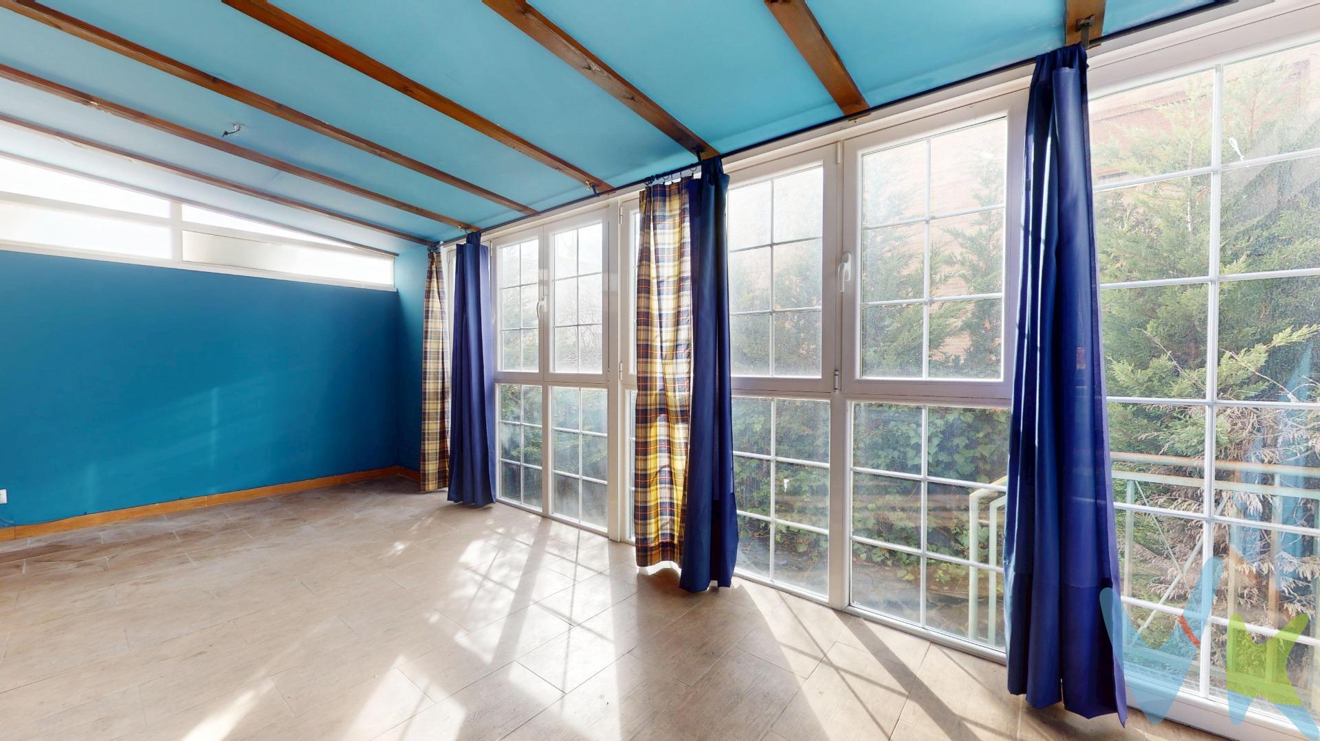 Imagina llegar a casa y sentir, justo al cerrar la puerta, que todo encaja. Que el ritmo baja, la respiración se calma y sabes que estás exactamente donde quieres estar. Así se vive en La Vega, en Arroyo de la Encomienda, uno de esos lugares donde la calidad de vida no se promete… se experimenta. Este chalet adosado no es solo una vivienda, es una estructura pensada para acompañarte en cada etapa de tu vida. Desde el sótano, donde comienza la historia: garaje para dos coches, una práctica despensa, un gran armario empotrado que ordena sin esfuerzo y una bodega que invita a imaginar reuniones, risas y momentos que se quedan grabados. Espacios que hablan de disfrute, de previsión y de hogar vivido. Subes a la planta principal y la casa se abre. Un gran salón, luminoso y acogedor, se conecta con un porche cubierto, ese lugar donde el tiempo se estira: desayunos tranquilos, tardes al aire libre, conversaciones sin prisas. La cocina, funcional y cercana, se convierte en el corazón del día a día, acompañada por un baño que aporta comodidad y equilibrio a la planta. En la primera planta, la intimidad cobra protagonismo. Cuatro dormitorios, un salón con cocina, y dos baños crean un espacio versátil, ideal para familias grandes o para quienes buscan independencia dentro de casa. El dormitorio principal en suite es ese refugio personal donde desconectar de todo. Y el bajocubierta totalmente arreglado amplía aún más las posibilidades: despacho, zona de juegos, estudio creativo… lo que hoy imagines, mañana lo puedes vivir. La vivienda cuenta con calefacción individual de gas natural, eficiente, controlable y pensada para tu confort diario. Y ahora, el entorno. Vivir en La Vega es pertenecer a una urbanización que eleva el concepto de comunidad. Aquí disfrutas de piscinas, pistas de tenis y pádel, campos de fútbol, canchas de baloncesto, zonas infantiles, amplias zonas verdes y club social. Un entorno donde los niños crecen libres, los adultos se cuidan y el deporte forma parte de la rutina sin esfuerzo. La conexión con Valladolid es fluida y cómoda: líneas de autobús urbano, acceso rápido por carretera, cercanía a la A-62 y carril bici para quienes eligen moverse de forma sostenible. En minutos estás en la ciudad, pero al volver sientes que regresas a tu espacio. Este chalet no se visita, se siente. Porque cuando tu casa está alineada con tu estilo de vida, todo empieza a fluir mejor. Aquí no solo vives… vives bien. Una magnifica propiedad que durara muy poco en el mercado al precio de 350.000€, al que hay que añadir un 4% +IVA de honorarios de Agencia. El PVP indicado no incluye impuestos ni gastos de Escritura. Las superficies expresadas en esa página tienen carácter descriptivo y son aproximadas. Los precios pueden ser susceptibles de modificación sin previo aviso. . 