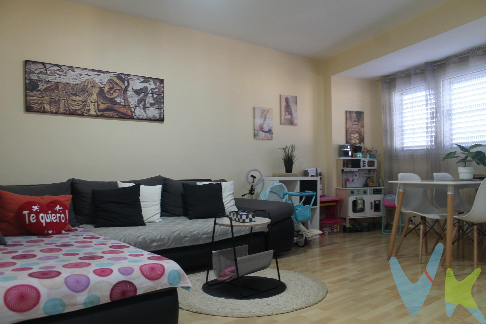 ¿Estás buscando un hogar céntrico y listo para habitar? Este piso, ubicado en la tercera planta y última de un edificio sin ascensor, ofrece una distribución funcional con tres amplios dormitorios que proporcionan comodidad . La cocina independiente está completamente amueblada y es ideal para quienes disfrutan cocinar. El espacioso salón-comedor invita a pasar momentos agradables en familia o con amigos. Además, cuenta con un baño equipado con plato de ducha y cuarto de lavado que añade practicidad al día a día. La ubicación es inmejorable; se encuentra situada cerca del vibrante centro comercial de San Gregorio, lo cual te permitirá acceder fácilmente a supermercados, farmacias, panaderías y tiendas locales. A solo unos pasos también puedes disfrutar del hermoso parque San Gregorio. No pierdas esta oportunidad única; ¡acordemos una cita hoy mismo! Tu nuevo hogar te espera.