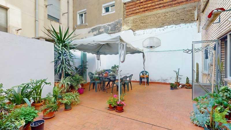 <b>ASALTO - c/La Torre: </b>Piso de 80.71 metros más 46 metros de terraza. Salón de 22 metros. 2 dormitorios dobles de 13 metros cada uno. Dormitorio individual de 8 metros. Cocina equipada. Baño completo. Y gran terraza en planta de 46 metros. Armarios empotrados. Suelo laminado, ventanas de aluminio. Primera sin ascensor. Comunidad solo 25€. . *Las fotos han sido tratadas para que el mobiliario no aparezca*