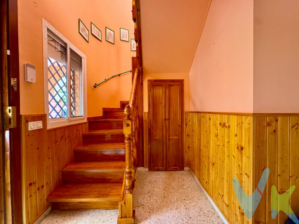 🏡 Magnífica vivienda adosada en zona tranquila de Sevilla Este 

Se vende estupenda casa adosada situada en una de las zonas más demandadas y tranquilas de Sevilla Este, ideal para familias que buscan comodidad, amplitud y calidad de vida.

La vivienda se distribuye en dos plantas y cuenta con 4 dormitorios, uno de ellos en planta baja, perfecto como habitación principal, despacho o cuarto de invitados. Dispone de dos baños completos, funcionales y bien distribuidos para el día a día.

En la zona exterior encontramos un patio delantero, ideal como zona de acceso o espacio decorativo, y un amplio patio trasero, perfecto para disfrutar de reuniones familiares, momentos de relax al aire libre o incluso crear una agradable zona chill-out.

La casa se sitúa en un entorno muy tranquilo, con fácil acceso a servicios como colegios, supermercados, zonas verdes, transporte público y todo tipo de comercios, lo que la convierte en una opción ideal tanto como vivienda habitual como inversión.

Una oportunidad única para vivir en una zona consolidada, cómoda y bien comunicada, sin renunciar a la tranquilidad.

📍 Zona: Sevilla Este 
🛏 4 dormitorios
🛁 2 baños completos
🌿 Patio delantero y trasero

¡No dejes pasar esta oportunidad y ven a visitarla!

Honorarios de la agencia inmobiliaria, impuestos (el Impuesto de Transmisiones Patrimoniales, IVA o AJD, en su caso), otros gastos de la compraventa (gastos de registro de la Propiedad, Notaría, gestoría ni de posible financiación). Documento DIA a disposición del consumidor según Decreto 218/2005 Junta de Andalucía.