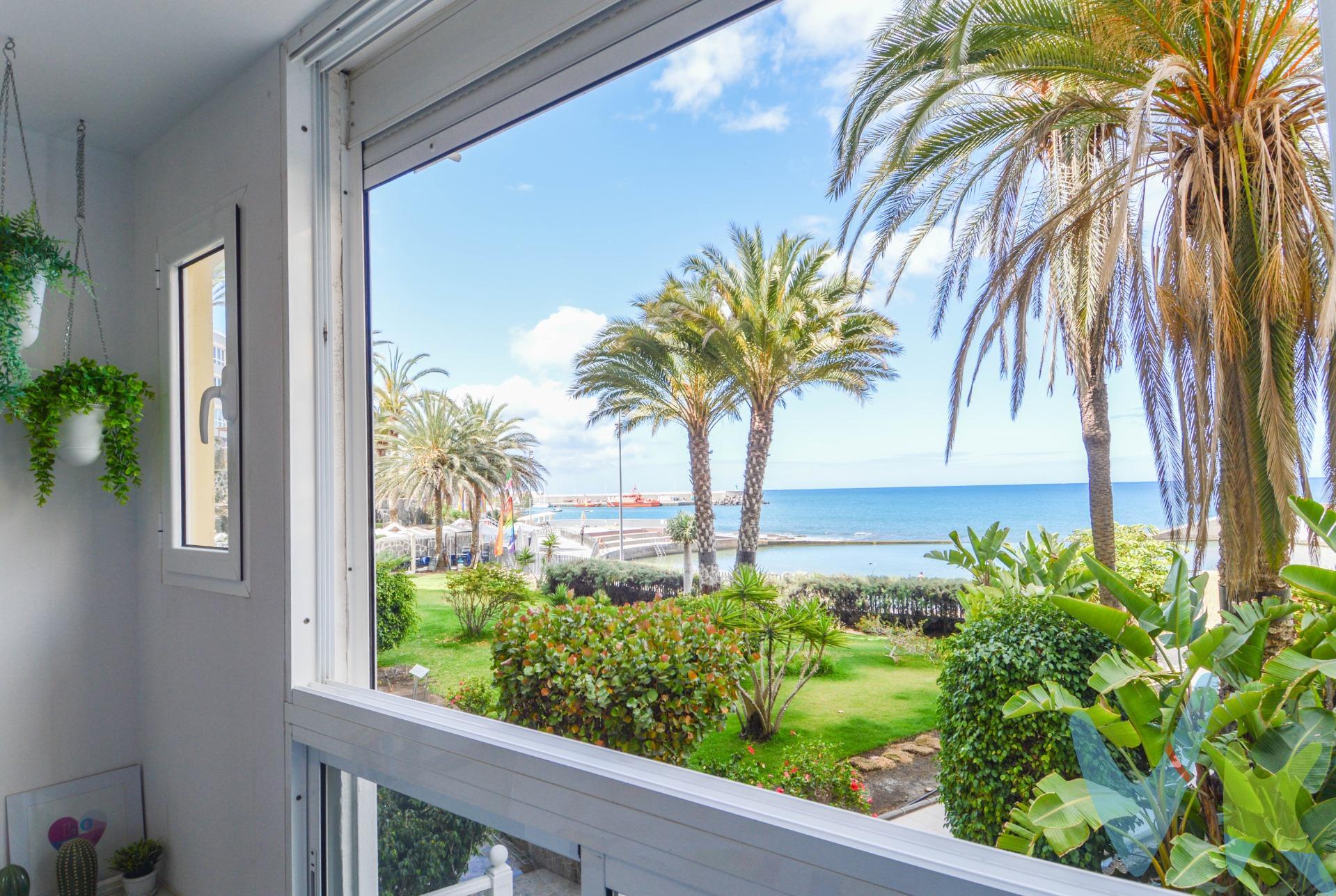 Presentamos este exclusivo estudio totalmente reformado, con una ubicación privilegiada que te ofrece el refugio perfecto. Situado en primera línea de mar, esta joya destaca por su acceso directo a la arena, permitiéndote disfrutar de la playa sin desplazamientos. Dentro de un complejo residencial muy popular que destaca por su excelente mantenimiento y servicios: Acceso directo a la playa, ascensor, servicio de lavandería, supermercado y zonas ajardinadas donde pasear y desconectar. El Espacio interior cuenta con una terraza cubierta; tu rincón favorito , un espacio privado con vistas frontales al mar, zona de estar y descanso; un ambiente abierto, moderno y lleno de luz solar en el atardecer, cocina equipada y baño completo con acabados actuales ¡ Listo para entrar a vivir!. A pocos pasos encontrarás una variada selección de restaurantes y chiringuitos donde degustar la cocina típica marinera y pescados frescos frente al mar. Buen ambiente en la zona que es conocida por sus terrazas y bares con encanto, perfectos para disfrutar de un cóctel al atardecer o un café relajado con vistas a la puesta del sol. Próximo a los centros comerciales, mercado municipal, colegios, parada de bus, taxi, supermercados y centro médico. 🔑*Visitas a la propiedad*: Todos los interesados en ver la propiedad deberán presentar un documento de identificación válido, como DNI, NIE o pasaporte, antes de la visita. Además, se requerirá que firmen una hoja de visita al ingresar a la propiedad. INFORMACION ADICIONAL:. - El uso de la propiedad estará siempre sujeto a la legislación vigente. - Información legal: El Precio de Venta al Público (PVP) no incluye impuestos ni gastos de escritura, que legalmente corresponden al comprador y se estiman entre un 8% y 10% adicional. Estos costes comprenden el ITP (6,5% general, sujeto a excepciones) en viviendas de segunda mano, o IGIC (7%) y AJD (1%) en obra nueva, además de aranceles de Notaría y Registro (aprox. 0,3% - 0,8%) y gestión documental. La base imponible se calculará sobre el mayor valor entre el precio de venta, la tasación o el valor de referencia catastral. Los gastos derivados de la financiación (tasación y gastos bancarios) corren a cargo del comprador según su elección, mientras que los honorarios de intermediación inmobiliaria están incluidos en el precio y son asumidos por el vendedor. Operación sujeta a aceptación expresa del vendedor e información legal completa a disposición del consumidor. - La información sobre la propiedad está sujeta a posibles errores y cambios involuntarios. . . . . 