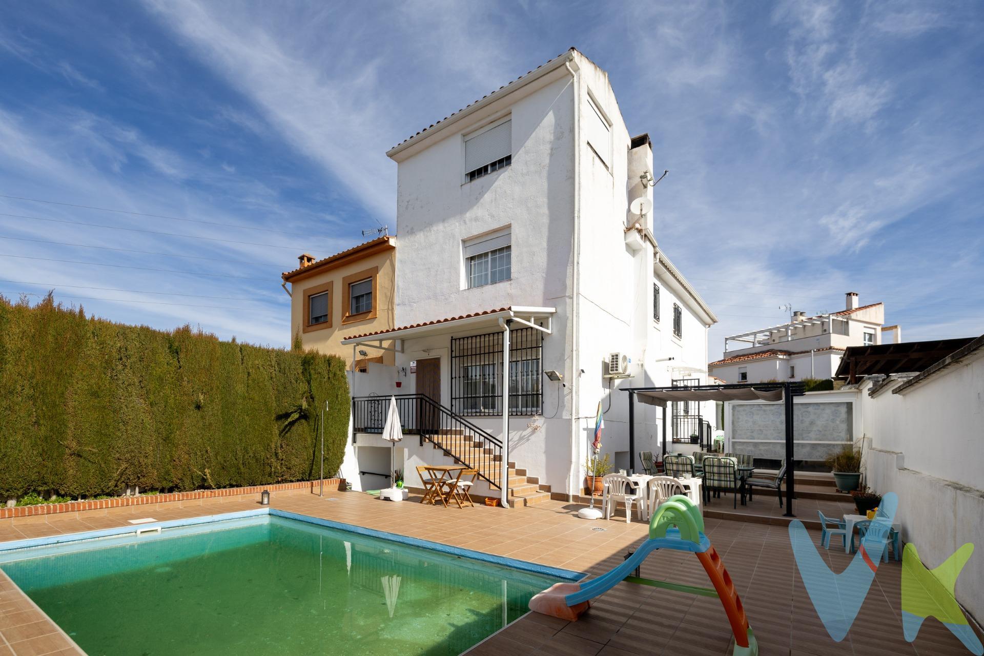 Si buscas espacio, luz y tranquilidad sin alejarte de la ciudad, esta fantástica casa pareada es para ti 💛. Una vivienda amplia, cómoda y muy luminosa, ideal para familias que desean disfrutar de calidad de vida en un entorno residencial tranquilo. Distribuida en tres plantas, combina funcionalidad y confort con estancias amplias y perfectamente aprovechadas. ▪️ PLANTA BAJA:. 🚪 Acogedor hall de entrada. 🛋️ Gran salón-comedor muy luminoso, con amplios ventanales y salida directa al exterior. 🍽️ Cocina independiente con acceso al porche. 🛁 Baño completo. 🚗 Cochera y trastero independiente. ▪️ PRIMERA PLANTA:. 🛏️ Cuatro dormitorios con armarios empotrados y excelente orientación, que garantizan luz natural durante todo el día ☀️. 🚿 Baño completo. ▪️ PLANTA SUPERIOR (ÁTICO):. ✨ Espacio versátil ideal como dormitorio adicional, despacho, zona de juegos o sala de ocio. 🌿 Zona exterior para disfrutar todo el año:. 🏊 Piscina independiente. 🍖 Zona de barbacoa perfecta para reuniones con familia y amigos. 🏠 Apartamento independiente con cocina y baño, ideal para invitados o celebraciones. 📍 Ubicación privilegiada:. Situada a solo 15 minutos de Granada, en una zona residencial tranquila, bien comunicada y perfecta para quienes buscan paz sin renunciar a todos los servicios 🚗. 💡 Una vivienda lista para entrar a vivir y empezar a disfrutar desde el primer día. 📞 ¡No dejes pasar esta oportunidad y ven a visitarla!. Ref. N369. * El PVP indicado no incluye impuestos ni gastos de Escritura. * Honorarios agencia no incluidos. * Las superficies expresadas en esta página tienen carácter descriptivo y son aproximadas. * Los precios pueden ser susceptibles de modificación sin previo aviso. * Esta vivienda se vende sin muebles. LLámanos, te esperamos.