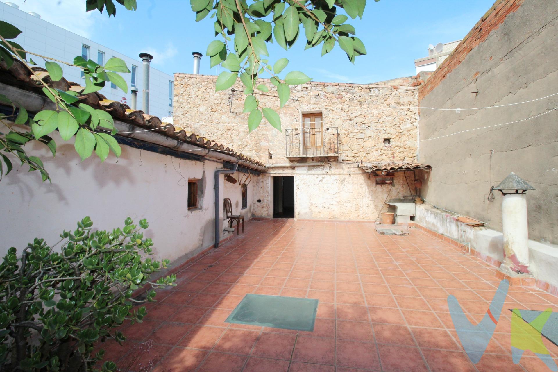 Ref. 1861_Descubre el potencial de esta propiedad en pleno corazón de Oropesa del Mar. Ubicada en la Plaza Mayor nº 15, esta casa ofrece una oportunidad tanto para diseñar y crear el hogar de tus sueños, como para realizar una inversión con alto potencial de rentabilidad, combinando vivienda propia y generación de ingresos. La vivienda cuenta con una superficie de solar de 181 m² y una superficie construida de 256 m² distribuidos en tres niveles: planta baja, primera planta y buhardilla. Cada uno de estos espacios se encuentra para reformar, lo que te ofrece total libertad para adaptarlos a tus necesidades y gustos. Además, su configuración permite desarrollar un proyecto muy atractivo a nivel inversor: destinar la parte superior a vivienda y transformar la planta baja en uno o varios locales comerciales para alquilar, aprovechando el constante tránsito de la zona. . El precio de venta NO INCLUYE los Honorarios Profesionales de Agencia Inmobiliaria, Impuestos (I.V.A. o I.T.P.), gastos de Notaría, gastos de Registro de la Propiedad, gastos de tramitación de Escrituras ni gastos de financiación (si se precisa). NOTA INFORMATIVA DE ATENCIÓN A LA CLIENTELA. (LEY 10/2025 de 28 de diciembre):. En cumplimiento de las obligaciones de información previstas en la Ley 10/2025, de 28 de diciembre, de servicios de atención a la Clientela y transparencia, cuyo contenido completo puede consultar en el siguiente enlace al Boletín Oficial del Estado: https://www.boe.es/eli/es/l/2025/12/26/10 se informa que el precio anunciado no incluye los impuestos, tasas y gastos derivados de la compraventa, los cuales se describen a continuación:. - Impuesto sobre Transmisiones Patrimoniales (ITP): Se aplicará el tipo impositivo vigente en la Comunidad Autónoma donde esté ubicado el inmueble, en el caso de la Comunidad Valenciana, con carácter general el 10%, sin perjuicio de tipos reducidos aplicables según las circunstancias personales del Comprador o las características del inmueble. El impuesto se devenga sobre el mayor valor entre el Valor de Referencia Catastral o el precio de venta de la Escritura de Compraventa. Para una información pormenorizada sobre tributación, tipos impositivos y bonificaciones del ITP, puede consultar el portal oficial de la Agencia Tributaria Valenciana (ATV) en el siguiente enlace: https://atv.gva.es/es/itpajd. - Gastos de Notaría: Los honorarios notariales se calcularán conforme al arancel oficial regulado en el Anexo I, del Real Decreto 1426/1989, de 17 de noviembre, por el que se aprueba el arancel Notarial. - Gastos de Registro: Los honorarios del Registrador de la Propiedad correspondientes a la inscripción en el Registro de la Propiedad competente se calcularán según el arancel oficial establecido en el Anexo I, del Real Decreto 1427/1989, de 17 de noviembre, por el que se aprueba el arancel de los Registradores de la Propiedad. -Tasas de expedición de Cédulas de Segunda Ocupación, tasas y/u honorarios de profesionales por expedición de boletines de instalación de agua, luz o gas, así como el coste de las altas de dichos suministros, si no estuviesen ya contratados. - Gastos de Gestión en caso de adquisición mediante financiación hipotecaria: Los honorarios por la tramitación administrativa, liquidación de impuestos e inscripción en el Registro de la Propiedad serán calculados por la Gestoría designada por la Entidad Bancaria hipotecante de los inmuebles. - Honorarios Agencia del Vendedor: No están incluidos en el precio de venta. -Honorarios Agencia del Comprador: La Agencia informará al Cliente del coste de sus honorarios profesionales. 