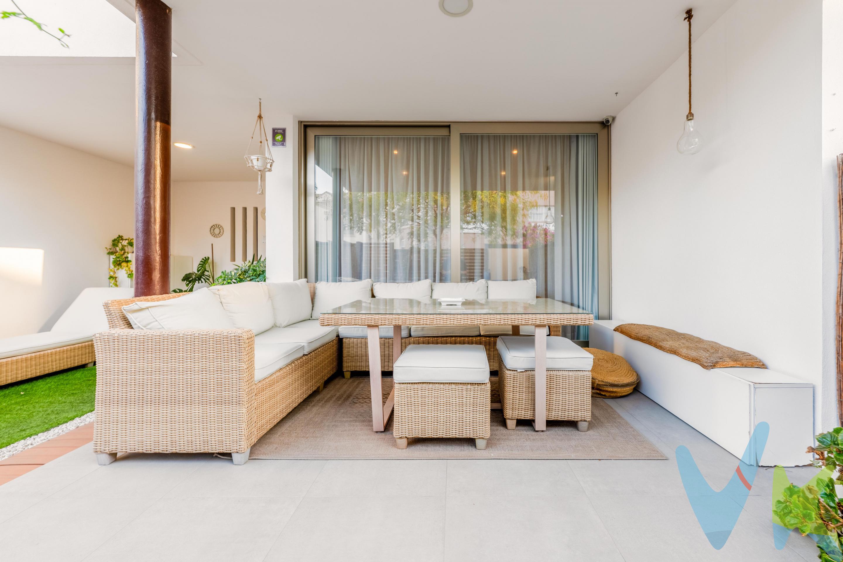 PRECIO DE VENTA: [384.000 + GASTOS] €. Fantástico Adosado en Villas de Arco Norte, a los pies de Entrenúcleos. Descubre esta magnífica vivienda en Arco Norte, Dos Hermanas, ideal para quienes buscan amplitud, comodidad y calidad de vida. La casa cuenta con 4 amplios dormitorios, 3 baños y armarios empotrados completamente revestidos en todas las habitaciones, ofreciendo una excelente capacidad de almacenamiento. Salón muy amplio, perfecto para disfrutar en familia, y una cocina totalmente amueblada y equipada con todos los electrodomésticos necesarios, lista para su uso. En el exterior, encontrarás un patio delantero con dos espacios diferenciados: uno destinado al aparcamiento del vehículo y otro ideal para colocar una mesa de comedor y sillas de exterior, creando un agradable ambiente para disfrutar al aire libre. La urbanización cuenta con piscina comunitaria y salón para celebraciones, espacios perfectos para disfrutar del tiempo libre y compartir momentos especiales. Como valor añadido, la vivienda dispone de placas fotovoltaicas con baterías, con una inversión de 12.000 €, que permiten aprovechar la energía solar y almacenar energía para su uso posterior, contribuyendo a optimizar el consumo eléctrico. La casa se entrega con el mobiliario existente, tal y como se encuentra actualmente, para que puedas disfrutarla desde el primer día. Una vivienda completa, funcional y bien equipada, que combina amplitud, espacios exteriores y eficiencia energética en una ubicación residencial muy atractiva. En cumplimiento de las obligaciones de información previstas en la Ley 10/2025, de 28 de diciembre, de servicios de atención a la clientela y transparencia, así como en la normativa sectorial vigente, se hace constar que el precio indicado no incluye los gastos e impuestos inherentes a la adquisición, los cuales se desglosan a continuación:. •	Impuesto sobre Transmisiones Patrimoniales (ITP): Se aplicará el tipo impositivo vigente en la Comunidad Autónoma de Andalucía, generalmente el 7% (26.880€), sin perjuicio de tipos reducidos del 3,5%, 1,2% o 1% aplicables según las circunstancias personales del comprador o las características del inmueble). El impuesto se devenga sobre el Valor de Referencia de Catastro o el precio de venta, aquel que resulte superior. •	Gastos de Notaría: Los honorarios notariales se calcularán conforme al arancel oficial regulado en el Anexo I, del Real Decreto 1426/1989, de 17 de noviembre, por el que se aprueba el arancel Notarial. •	Gastos de Registro: La inscripción en el Registro de la Propiedad se facturará según el arancel oficial establecido en el ANEXO I, del Real Decreto 1427/1989, de 17 de noviembre, por el que se aprueba el arancel Notarial. •	Gastos de Gestión (Gestoría): Los honorarios por la tramitación administrativa, liquidación de impuestos e inscripción registral ascienden aproximadamente a [545] € (IVA incluido). •	Honorarios Agencia del Vendedor: incluidos en el PVP. •	Honorarios Agencia del comprador: La agencia prestará los servicios de información, asesoramiento y acompañamiento previstos en el Encargo de Servicios y en el D.I.A. Si solicita servicios adicionales o personalizados, sus honorarios serán informados previamente, de forma individualizada y por escrito, conforme a la libertad de pactos y a la normativa vigente. NO VINCULADOS AL PRECIO DE COMPRA. Para una información exhaustiva sobre el funcionamiento, tipos impositivos y bonificaciones del ITP en Andalucía, puede consultar el portal oficial de la Agencia Tributaria de la Junta de Andalucía en el siguiente enlace:. https://www.juntadeandalucia.es/organismos/economiahaciendayfondoseuropeos/areas/tributos-juego/tributos/paginas/impuestos-cedidos-transmisiones.html; . Documento D. I. A. a disposición del consumidor según Decreto 218/2005 Junta de Andalucía. 