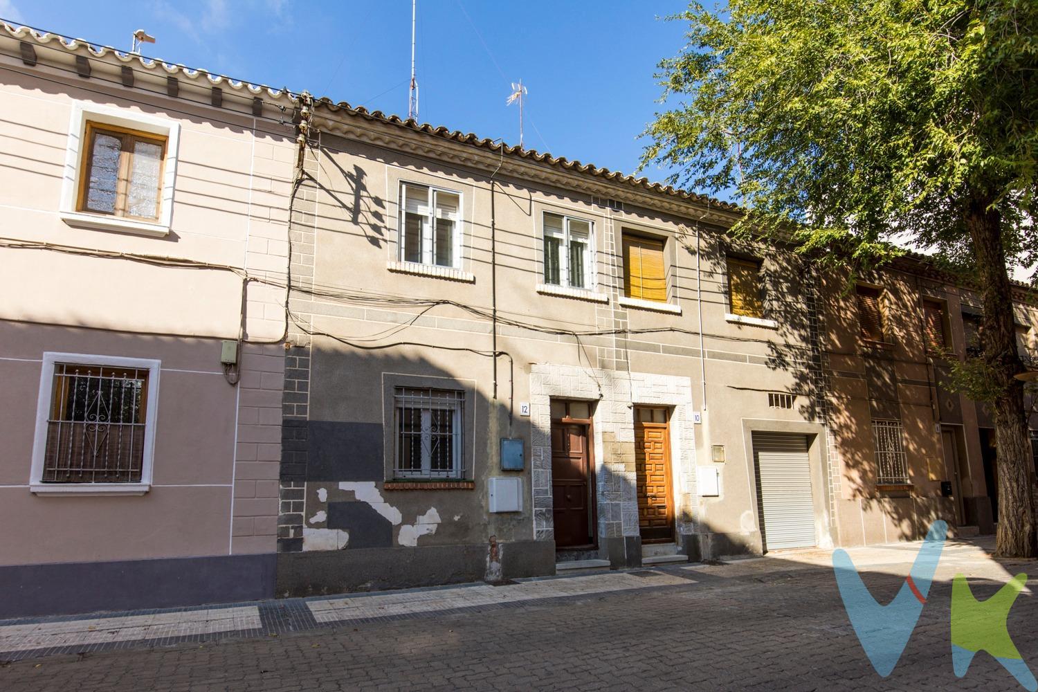 En calle Movera, ponemos a la venta esta casa de 120 m² construidos, distribuida en diferentes niveles, con tres dormitorios dobles, dos habitaciones individuales, patio y terraza. Una vivienda con el encanto de las construcciones tradicionales y numerosas posibilidades de actualización y personalización. DISTRIBUCIÓN:. PLANTA CALLE: Salón, cocina independiente de aproximadamente 10 m², equipada y actualizada, y baño completo con plato de ducha. Desde la cocina se accede a un patio de 14 m², actualmente cerrado y cubierto, con posibilidad de recuperar su configuración abierta. Dispone además de una habitación de 12,50 m² y un pequeño trastero con la caldera de calefacción. ENTREPLANTA: Habitación de unos 9 m² con acceso directo a una agradable terraza exterior de 12 m², en forma de L. PLANTA PRIMERA: Tres dormitorios de aproximadamente 11 m², 10 m² y 6,50 m², además de un aseo. INSTALACIONES Y MEJORAS: Calefacción individual de gas con caldera sustituida hace aproximadamente dos años, fontanería renovada en cocina y baños, ventanas de aluminio blanco con doble acristalamiento en buena parte de la vivienda y recientes trabajos de renovación y refuerzo de la cubierta en dos dormitorios de la planta superior. La vivienda conserva parte de sus acabados originales y ofrece interesantes posibilidades de actualización para adaptarla a las necesidades de sus futuros propietarios. Una casa con personalidad, cinco habitaciones, patio y terraza, ideal para quienes buscan espacio y la posibilidad de crear un hogar a su medida. Contacta para ampliar información o concertar una visita. ** Gastos e impuestos no incluidos. A título orientativo, en segundas transmisiones, el comprador abonará: Impuesto sobre Transmisiones Patrimoniales (ITP), tipo general en Aragón al 8% (*). Base de cálculo: mayor valor entre precio de compraventa o valor de referencia catastral. Gastos de Notaría y Registro: Aranceles variables según precio, número de copias y complejidad; cálculo según tarifas normativas. Si se precisa hipoteca: Tasación, condiciones y costes bancarios según entidad elegida por el comprador; así como gastos de gestoría y cualesquiera otros inherentes a la compraventa. No se incluyen otros gastos o tributos que puedan por Ley corresponder al comprador. Operación sujeta a doble mediación. Existen honorarios a cargo del comprador, salvo pacto en contrario, no incluidos en PVP. El consumidor conforme a la normativa vigente podrá solicitar información y documentación adicional relativa al inmueble, sus características, condiciones de la operación y del servicio de mediación en la oficina y/o a través de nuestro teléfono de contacto o mail. La agencia actúa exclusivamente como intermediaria en la compraventa, cuyas condiciones, en todo caso, estarán sujetas a la aceptación expresa del vendedor del inmueble y posterior formalización del contrato. La información suministrada se corresponde con la disponible a la fecha de publicación, pudiendo variar en función de las circunstancias o actualizaciones legales, contractuales y fiscales. Anuncio de carácter meramente informativo. Para una información exhaustiva sobre el funcionamiento, tipos impositivos y bonificaciones del ITP en Aragón, puede consultar el portal oficial de la Agencia Tributaria Autonómica. Tarifas notariales y registrales regulales en el Anexo I del Real Decreto 1426/1989 y Anexo I del Real Decreto 1427/1989, respectivamente. Anuncio no vinculante, puede contener errores. **. 