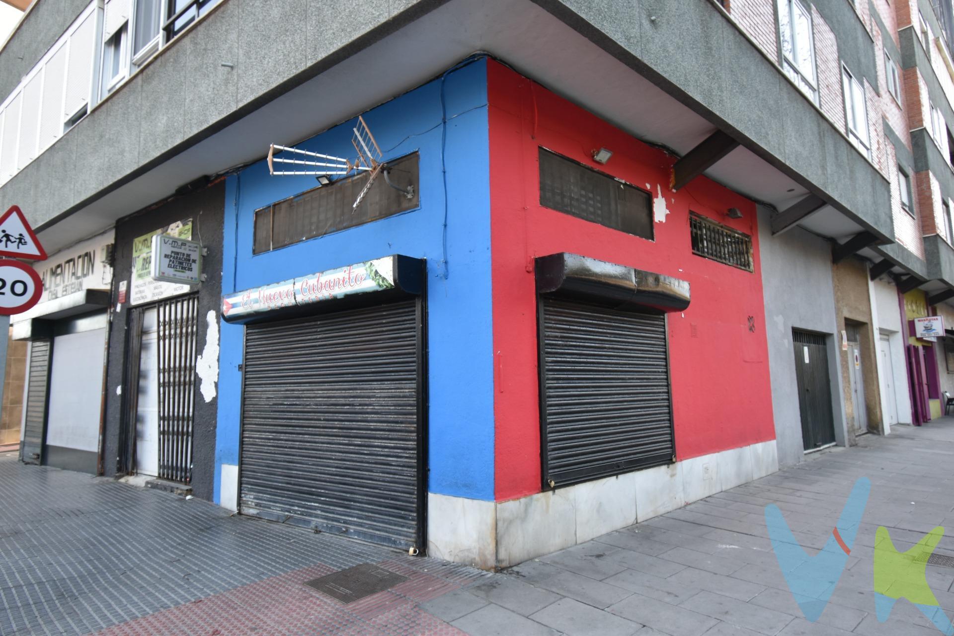 LOCAL COMERCIAL DE ESQUINA CON AMPLIA VISIVILIDAD. 25 m2 en planta baja + 20 m2 en planta primera . Pequeño salón recibidor, barra, aseo y cocina en planta baja. Almacén en planta primera. Ideal para local de take away (bocatería, freiduría ..). Para reformar. Visítenlo sin compromiso... será un placer atenderles.  . En cumplimiento de las obligaciones de información previstas en la Ley 10/2025, de 28 de diciembre, de servicios de atención a la clientela y transparencia, así como en la normativa sectorial vigente, se hace constar que el precio indicado no incluye los gastos e impuestos inherentes a la adquisición, los cuales se desglosan a continuación:. • Impuesto sobre Transmisiones Patrimoniales (ITP): Se aplicará el tipo impositivo vigente en Andalucía (generalmente el 7%, sin perjuicio de tipos reducidos del 3,5% o 6%, aplicables según las circunstancias personales del comprador o las características del inmueble). El impuesto se devenga sobre el Valor de Referencia de Catastro o el precio de venta, aquel que resulte superior. • Gastos de Notaría: Los honorarios notariales se calcularán conforme al arancel oficial regulado en el Anexo I, del Real Decreto 1426/1989, de 17 de noviembre. (Según ley, la parte vendedora abonará el coste de la Escritura matriz y la parte compradora, las copias). Más información: https://www.boe.es/buscar/act.php?id=BOE-A-1989-28111. • Gastos de Registro: La inscripción en el Registro de la Propiedad se facturará según el arancel oficial establecido en el ANEXO I, del Real Decreto 1427/1989, de 17 de noviembre, por el que se aprueba el arancel Notarial. Más información: https://www.boe.es/eli/es/rd/1989/11/17/1427. • Financiación externa: Si fuese necesaria financiación, habrá que sumar los gastos de la Entidad financiera (Gestoría, tasación, seguros,…). • Honorarios Agencia del Vendedor: 3% + IVA incluidos en el PVP. • Honorarios Agencia del comprador: Un 3% + IVA  sobre el valor de compra. Para una información exhaustiva sobre el funcionamiento, tipos impositivos y bonificaciones del ITP en Andalucía, puede consultar el portal oficial de la Agencia Tributaria de la Junta de Andalucía en el siguiente enlace:. https://www.juntadeandalucia.es/organismos/economiahaciendayfondoseuropeos/areas/tributos-juego/tributos/paginas/impuestos-cedidos-transmisiones.html;. La agencia dispone de documentación e información adicional relativa al inmueble, que podrá ser solicitada por el consumidor. A su vez, disponemos del Documento Informativo Abreviado de la propiedad (Según Decreto 218/2005, del 11 de Octubre) y de Seguro de Caución, para la protección del dinero entregado como señal para la Reserva de una vivienda. La agencia efectúa una labor de intermediación, por lo que las condiciones finales de la compraventa quedas sujetas a la aceptación expresa de la parte vendedora y a la ulterior formalización del contrato.  