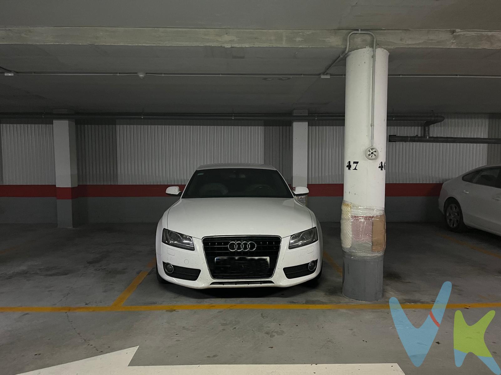 Se vende PLAZA DE GARAJE DE GRAN TAMAÑO Y CÓMODO ACCESO en Plaza de los Sauces. Muy próximo a la entrada de Barañain, al Complejo Hospitalario y a la Facultad de Ciencias de la UPNA. Tiene acceso por ascensor, sin barreras arquitectónicas. Planta -1. Plaza de garaje de 12,25 m² útiles. Tiene un largo de más de 5 m por lo que entra coche largo o coche y moto. Ancho de 2,60m. . Amplio acceso al garaje y carriles unidireccionales para una mayor comodidad. (DATOS MERAMENTE INFORMATIVOS, SIN VALOR CONTRACTUAL. EL PVP INDICADO NO INCLUYE IMPUESTOS, GASTOS DE TRANSMISIÓN).