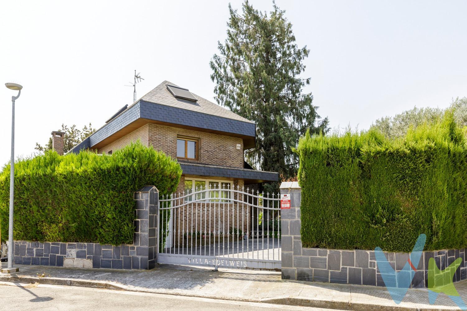 URBANIZACIÓN TORRE DEL PINAR – Exclusivo chalet con jardín privado. Impresionante chalet de 517 m² construidos sobre una amplia parcela de 1.656 m², situado en una de las urbanizaciones más exclusivas de Zaragoza. Una vivienda única, con espacios muy amplios, gran luminosidad y rodeada de un entorno tranquilo y seguro. La casa se distribuye en cuatro plantas:. 🔹 Planta baja:. Majestuoso salón de 67 m² en dos alturas, con salida a un espectacular porche acristalado de 40 m². Cocina independiente de 20 m². Un dormitorio y dos baños (uno de ellos con salida directa al jardín). 🔹 Primera planta:. Cuatro dormitorios dobles (uno en suite). Dos baños completos. Dormitorio principal con acceso a una gran terraza privada. 🔹 Buhardilla:. Varias estancias acondicionadas como sala de estar, dormitorio y baño. 🔹 Bodega:. Espacio ideal para reuniones, con chimenea, cocina y zona de juegos (billar, futbolín, etc.). Además, la vivienda dispone de:. Garaje doble en la casa. Garaje independiente de unos 100 m², perfectamente acondicionado como taller o espacio de mantenimiento. Jardín privado muy cuidado, con arbolado consolidado y un amplio recinto cerrado que en su día fue la piscina (se indica en una foto antigua). ✨ Calidades excepcionales en toda la vivienda. La urbanización ofrece completas zonas comunitarias: piscina, pista de tenis, amplias zonas verdes y seguridad privada en un recinto cerrado.