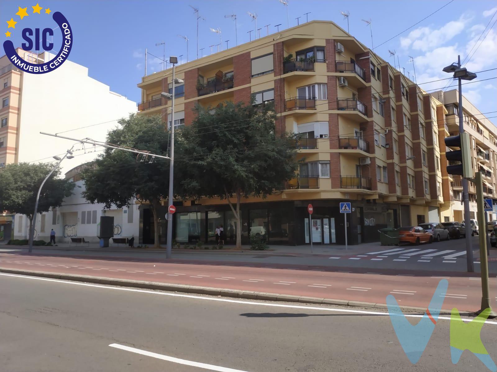 Descubre este impresionante local comercial de 1.140 m² dividido en dos espacios independientes, ubicado en una zona de alto tránsito junto al Corte Inglés, la estación de tren y la Universidad Jaume I (UJI). Una oportunidad única para empresarios e inversores que buscan visibilidad, accesibilidad y versatilidad. 🔹 Oficina bancaria equipada, con cristales de seguridad. 🔹 Taller con acceso a amplio patio exterior de 441 m². 🔹 Posibilidad de adaptar el espacio para parking público u otros usos comerciales (previa autorización). 🔹 Zona con gran afluencia de clientes potenciales y múltiples servicios. Gracias a su excelente conexión y entorno comercial consolidado, este local ofrece todo lo necesario para destacar frente a la competencia y crecer con solidez. 📍 Perfecto para bancos, talleres, clínicas, supermercados, coworkings o negocios innovadores que requieran espacio y ubicación premium. 📞 ¡No dejes pasar esta oportunidad! Ven a visitarlo y visualiza el futuro de tu negocio aquí. Este inmueble es en exclusiva, con lo que le facilitamos cualquier información sobre la vivienda. Por este motivo, solicitamos no molesten al propietario, ocupantes de la propiedad, vecinos o conserje de la comunidad. En todos los casos los precios expuestos son más impuestos y gastos derivados de la transmisión del inmueble. . 