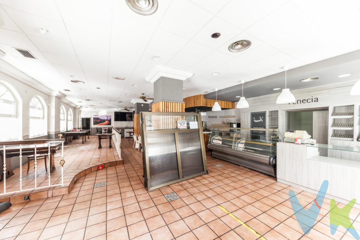 Venta de local comercial en Sama de Langreo de unos 210 metros cuadrados aproximadamente.Esta instalado como  CONFITERIA - PANADERIA - RESTAURANTE - CAFETERIA .Es una oportunidad única, no lo deje pasar .Llámenos.Gastos e impuestos no incluidos en el precio. Honorarios de intermediación inmobiliaria a cargo del vendedor y honorarios de mediación inmobiliaria del 2% más I.V.A. con un mínimo de 2000 euros más I.V.A a cargo del compradorA título orientativo, en segundas transmisiones, el comprador abonará el Impuesto sobre Transmisiones Patrimoniales (ITP). Para consultar los porcentajes del ITP en Asturias puede hacerlo a través de la web oficial de servicios tributarios del Principado de Asturias https://sede.tributasenasturias.es/sites/sede/default/es_ES/Que-quieres-hacer/Transmisiones-Patrimoniales-y-AJD. La base imponible será el mayor valor entre precio de compraventa, tasación o valor de referencia catastral. Gastos de notaría y registro según aranceles variables según precio, número de copias y complejidad.  El comprador escoge libremente notario. El vendedor asume la plusvalía y el resto de gastos son del comprador. Si se precisa hipoteca: Tasación, condiciones y costes bancarios según entidad elegida por el comprador; así como los gastos de gestoría y cualesquiera otros inherentes a la formalización de la compraventa. De acuerdo con la ley, no se incluyen en el precio otros gastos o tributos que legalmente correspondan al comprador.. El consumidor tiene derecho, conforme a la normativa vigente, a disponer de información y documentación adicional relativa al inmueble y condiciones de la compraventa, accesible en la sede física . La agencia actúa exclusivamente como intermediaria en la operación. Cualquier compraventa y sus condiciones quedan sujetas en todo caso a la aceptación expresa del vendedor del inmueble y a la posterior formalización del correspondiente contrato. El presente anuncio tiene carácter meramente informativo; la información suministrada se corresponde con la disponible a la fecha de publicación, pudiendo variar en función de las circunstancias o actualizaciones legales, contractuales y fiscales.  