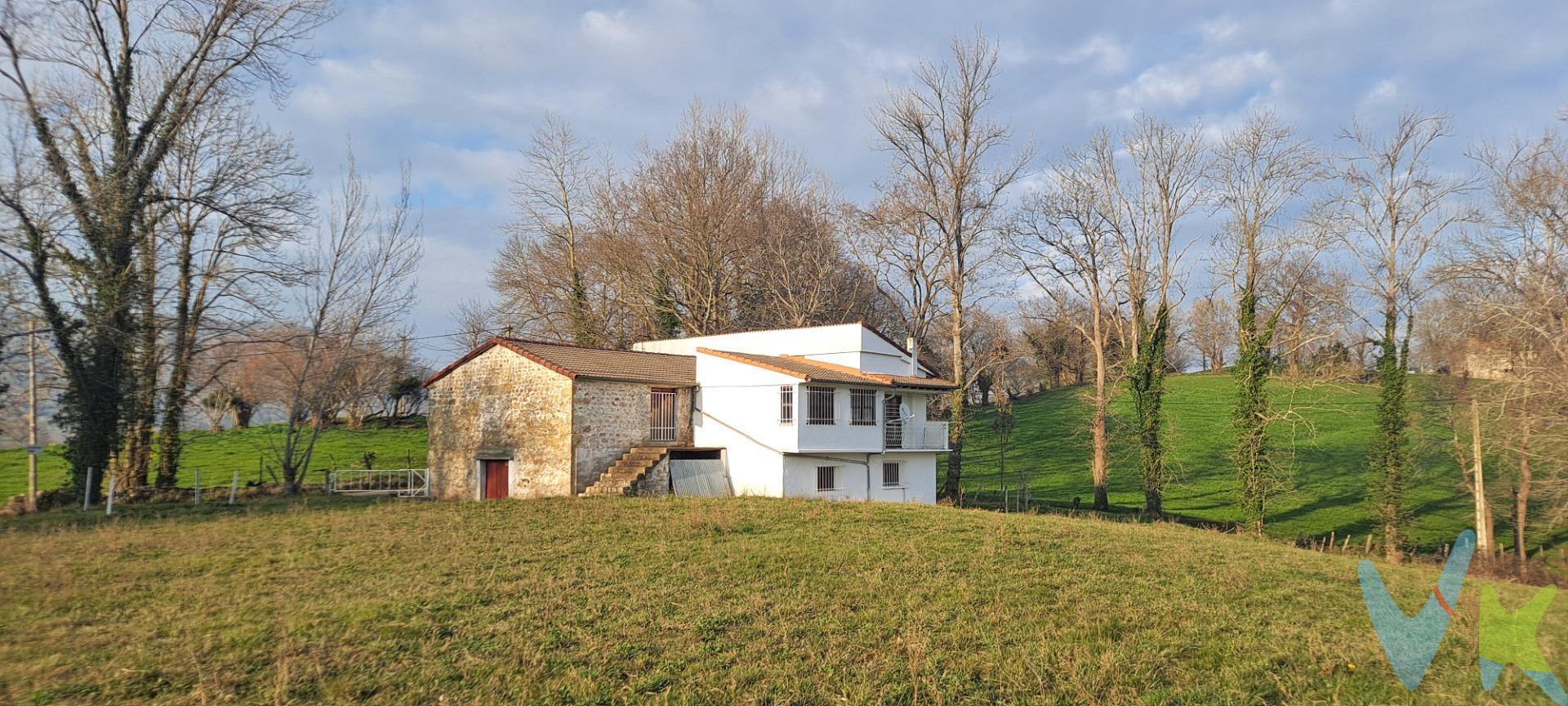 ¡No pierdas la oportunidad de tener tu propia finca en Soto de Villacarriedo! Esta casa independiente cuenta con una parcela de más de dos hectáreas y media, ideal para caballos, ganadería, agricultura o simplemente para tu ocio personal. La casa necesita reforma,  en planta baja cocina con comedor  y acceso a la cuadra, lo que fue la antigua cuadra; en la planta primera tres habitaciones y baño completo. Anexa a la vivienda encontrarás una gran cuadra que podrás utilizar como garaje o para ampliar la vivienda ya que cuenta con una segunda planta diáfana con gran altura. Dentro de la finca, también encontrarás una cabaña con tejado semi reformado. ¡Las posibilidades de esta propiedad son enormes! . No lo pienses más y pídenos más información o te llevamos a conocerla. Recuerda que los impuestos, gastos de notaría y registro no están incluidos en el precio. ¡No dejes pasar esta oportunidad de tener tu propio pedazo de paraíso en el Valle de Carriedo. 