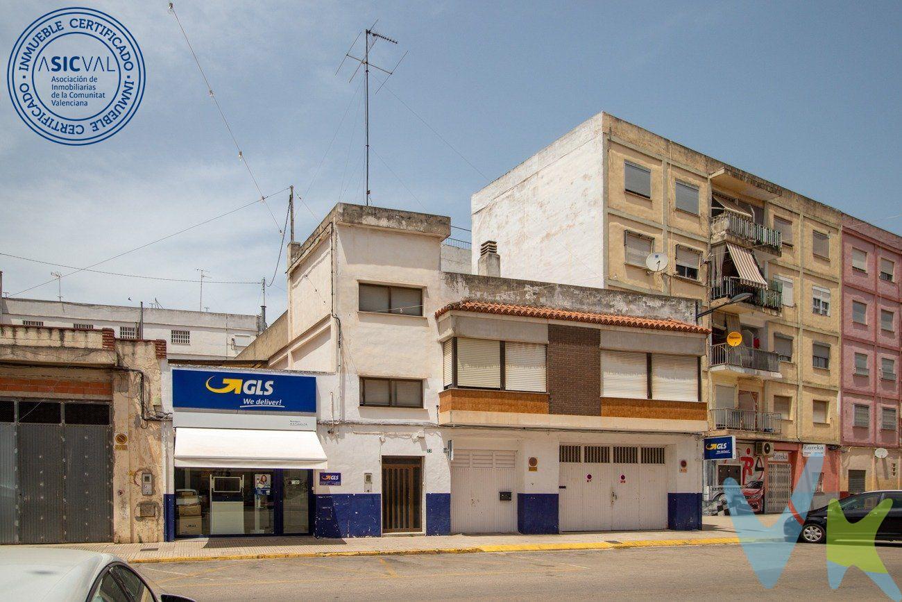 Tienes pensado poner un negocio? guardar más de un coche y vivir en el mismo sitio?.  .  En vive soluciones inmobiliarias tenemos un buen producto para esa ilusión.  Se Vende Casa con Local Comercial en Alzira. Se ofrece en venta una magnífica propiedad en Alzira que consta de una casa con un local comercial. Esta propiedad es ideal tanto para uso residencial como comercial, ofreciendo una excelente oportunidad de inversión.  Espaciosa vivienda con varias habitaciones, baños, cocina, sala de estar y otras áreas de uso común además posee en la planta baja local comercial con una superficie de 285 metros , amplio espacio ideal para cualquier tipo de negocio, con acceso directo desde la calle. La propiedad está situada en una zona estratégica de Alzira, con fácil acceso a servicios, transporte público y áreas comerciales. La casa está construida con materiales de alta calidad y ofrece un ambiente confortable y acogedor. El local comercial, ubicado en la planta baja, cuenta con grandes escaparates que proporcionan excelente visibilidad y luz natural, ideal para atraer a potenciales clientes. La planta baja cuenta con 285m divididos en local comercial y gran garaje con cabida para varios coches. No pierda esta oportunidad de adquirir una propiedad versátil que combina un hogar confortable con un espacio comercial estratégico. ¡Esperamos su llamada! .  .  Para más información,. Tfno 96 172 45 35. www.grupo-vive.com. vivealzira@grupo-vive.com.  . 