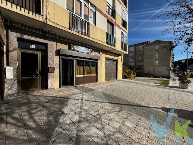 Si te apasiona la profesión de peluquería y estética en este negocio encontrarás tu oportunidad. Se trata de un negocio de peluquería de mujer y caballero en funcionamiento con una trayectoria de 40 años de actividad y que cuenta con clientela, de manera que desde el primer día estarás facturando y rentabilizando tu negocio. La actual propietaria desea localizar un/una profesional que le de relevo en su actividad, sin dejar de atender a sus clientes. Por lo que facilitará a aquellas personas interesadas toda la información y colaboración para que el inicio en tu aventura empresarial sea lo más sencillo posible. Si te sientes con ganas de emprender tu negocio con el menor riesgo posible, no lo dudes este local situado en la calle principal y más comercial de Arre (Ezcabarte) es tu mejor opción. Se trata de un local totalmente equipado, con licencia de actividad en vigor y con el equipamiento de peluquería necesario para cualquier profesional con entusiasmo y ganas de organizarse su futuro profesional. Además se trata de un negocio que te permitirá fijar tu propio horario de trabajo y adaptarlo a tus circunstancias personales y familiares, ya que desde hace muchos años ha trabajando a través de cita previa con sus clientes. Peluquería muy demandada por la clientela de los municipios del entorno como Ezcabarte, Esteribar y Ultzamaldea (Olaibar, Odieta, Anue o Ultzama) por su facilidad de aparcamiento. No lo dudes y consúltanos, esta puede ser tu próxima aventura profesional.