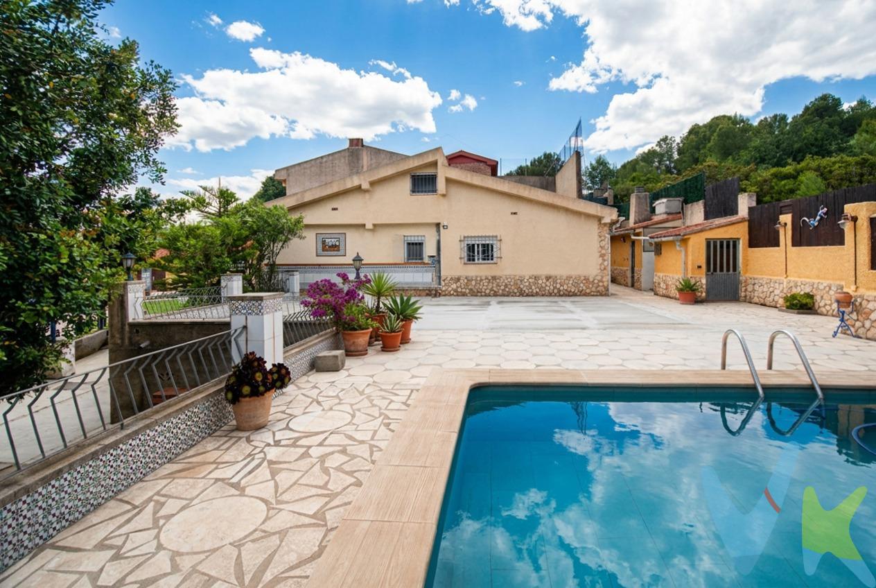Chalet independiente sobre suelo rústico, un auténtico refugio donde la tranquilidad y la naturaleza marcan el ritmo. La parcela cuenta con una superficie según registro de 1.538 m² y, según catastro, de 1.756 m². En el exterior, la piscina se convierte en uno de los grandes atractivos: un espacio donde desconectar, refrescarte y alargar los días de verano sin mirar el reloj. Junto a ella, una amplia terraza que acompaña perfectamente la zona, creando un ambiente abierto y muy disfrutable. Todo esto con unas vistas completamente despejadas a la montaña, sin nada delante que interrumpa la sensación de libertad. Además, al ser el último chalet de una pequeña urbanización de tan solo 5 vecinos (3 de ellos viviendo todo el año), la tranquilidad y la privacidad están muy presentes en el día a día. El jardín es amplio y práctico, con árboles frutales y diferentes zonas aprovechables. Además, dispone de varios puntos de agua repartidos por toda la parcela, lo que facilita el mantenimiento y riego. En cuanto a funcionalidad, la vivienda cuenta con más de 5 trasteros muy bien distribuidos: uno junto a la zona de piscina/terraza para sus propios utensilios, otro junto al porche (actualmente utilizado como garaje doble) y tres trasteros de gran tamaño con múltiples posibilidades: taller, gimnasio, almacenaje o cualquier uso que necesites. ¿Pasamos a la vivienda? El interior es simplemente espectacular: una combinación muy acertada de estilo rústico con mejoras actuales que hacen la vivienda cómoda y funcional. Dispone de puertas lacadas en blanco, suelos de tarima flotante y porcelánicos, y todas las ventanas cuentan con mosquiteras. Además, las ventanas han sido renovadas a sistema climalit, a excepción de dos de madera que conservan el carácter original. Todo ello con una distribución pensada para el día a día. Según nota simple, la planta baja cuenta con 82,65 m² construidos. En esta planta encontramos una cocina muy amplia, de estilo rústico, preciosa y muy funcional, con espacio más que suficiente para comer en ella y con cada cosa perfectamente organizada y en su sitio. Dispone además de galería independiente y una pared de piedra que refuerza ese carácter tradicional tan especial. A continuación, el salón-comedor, espacioso y luminoso, con chimenea, ideal para los meses más fríos y para disfrutar de un ambiente cálido en familia. La planta se completa con dos habitaciones dobles, una de ellas de gran amplitud, que incorpora un práctico vestidor abierto, aportando un extra de comodidad y organización. Subiendo a la buhardilla nos encontramos dos habitaciones dobles y un baño completo. Una de las habitaciones destaca por su amplitud, lo que permite distintos usos según las necesidades de cada momento: dormitorio, zona de juegos o espacio polivalente. Es una planta adicional que amplía la vivienda y suma versatilidad. Estos metros no están registrados en el Registro de la Propiedad, pero sí aparecen en Catastro. En conjunto, una vivienda que combina espacio exterior, privacidad y funcionalidad, pensada para disfrutarla durante todo el año. Ahora solo falta que la descubras en persona. Mobiliario, vehículos y otros elementos decorativos y personales de la propiedad no incluidos. Impuestos, gastos de compraventa, intermediación y financiación no incluidos.
