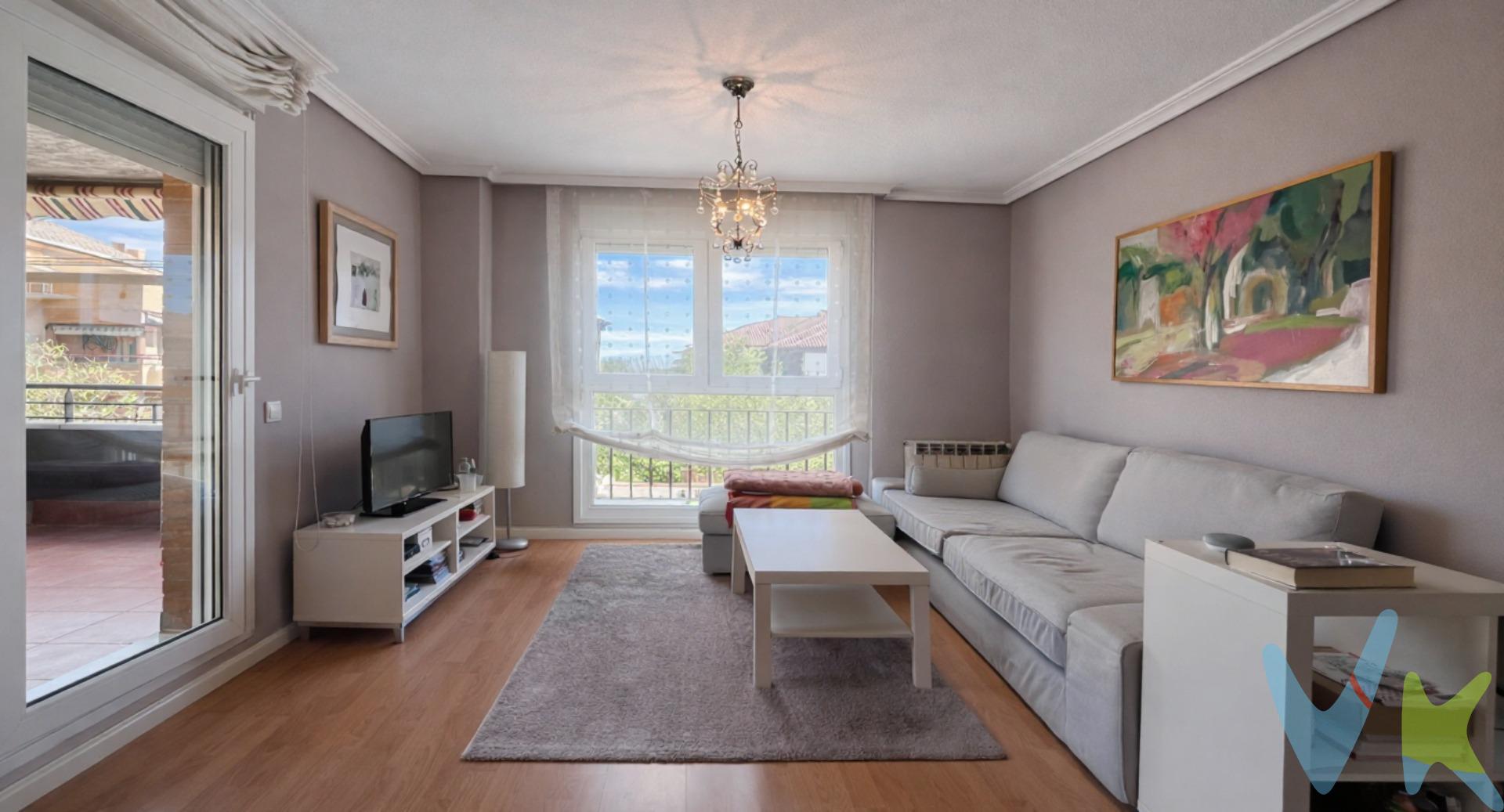 Si estás buscando dar el paso a tu primera vivienda sin renunciar a calidad de vida ni a una buena conexión con Madrid, esta puede ser una oportunidad que merece la pena visitar. Uno de los grandes atractivos de esta vivienda es su ubicación dentro de la urbanización: situada en segunda planta, en esquina y con orientación sureste, disfruta de una luz excepcional durante todo el día. El sol de mañana y mediodía llena los espacios de calidez, mientras que por la tarde sigue manteniendo una luminosidad muy agradable, algo que marca la diferencia en el día a día. Al tratarse de una vivienda en esquina, la distribución es especialmente cómoda y funcional. Todas las estancias —cocina, salón, baño y dos dormitorios— son independientes, de fácil acceso y con tamaños amplios, lo que aporta sensación de orden y privacidad. Además, se encuentra en muy buen estado de conservación, lista para entrar a vivir sin complicaciones. La vivienda incluye plaza de garaje de buen tamaño, con acceso cómodo y maniobra sencilla, un extra imprescindible que aporta tranquilidad y comodidad. Cuenta también con una terraza cuadrada de 11 m², perfecta para desconectar, tomar algo al aire libre o crear tu propio rincón exterior. La urbanización dispone de piscina y se encuentra en un entorno moderno, con todos los servicios necesarios en el día a día. Además, su ubicación es ideal para quienes necesitan conexión con Madrid, ya que está a solo 10 minutos de la estación de Renfe de Humanes (línea C5). Una opción muy interesante para quienes quieren comprar su vivienda cerca de Madrid, pero con precios más accesibles y mayor calidad de vida. Información adicional:. - ⁠Metros según registro: 76,68 m2 construidos más 11.18 m2 de terraza y le corresponde una plaza de garaje aneja de 31,72 m2 construidos. - Metros catastrales: 122 m2 ( Vivienda 74 m, 10 garaje  y Elementos comunes 38 m). - Metros útiles: 80 vivienda y 10 de garaje aproximadamente. * Este anuncio no es vinculante, puede contener errores. Se muestra a título informativo y no contractual. Conforme a lo establecido en la Ley 10/2025 de Publicidad Inmobiliaria, se informa que:. - El precio de venta publicado: no incluye el mobiliario ni la decoración, ni los impuestos, ni los honorarios derivados del servicio de compra. -El comprador asumirá, además del precio de compraventa, un coste adicional del 3 % del precio de venta del inmueble en concepto de servicio de gestión, asesoramiento y acompañamiento en todo el proceso de compra. - Impuesto de Transmisiones Patrimoniales (ITP):6 % del precio de compra. - Gastos de notaría: entre un 0,2 % y un 0,5 % del del precio de compra. - Gastos de inscripción en el Registro de la Propiedad: estimados entre un 0,1 % y un 0,25 % del precio de compra. Contacta con Assyss Inmobiliarias y solicita tu visita. 