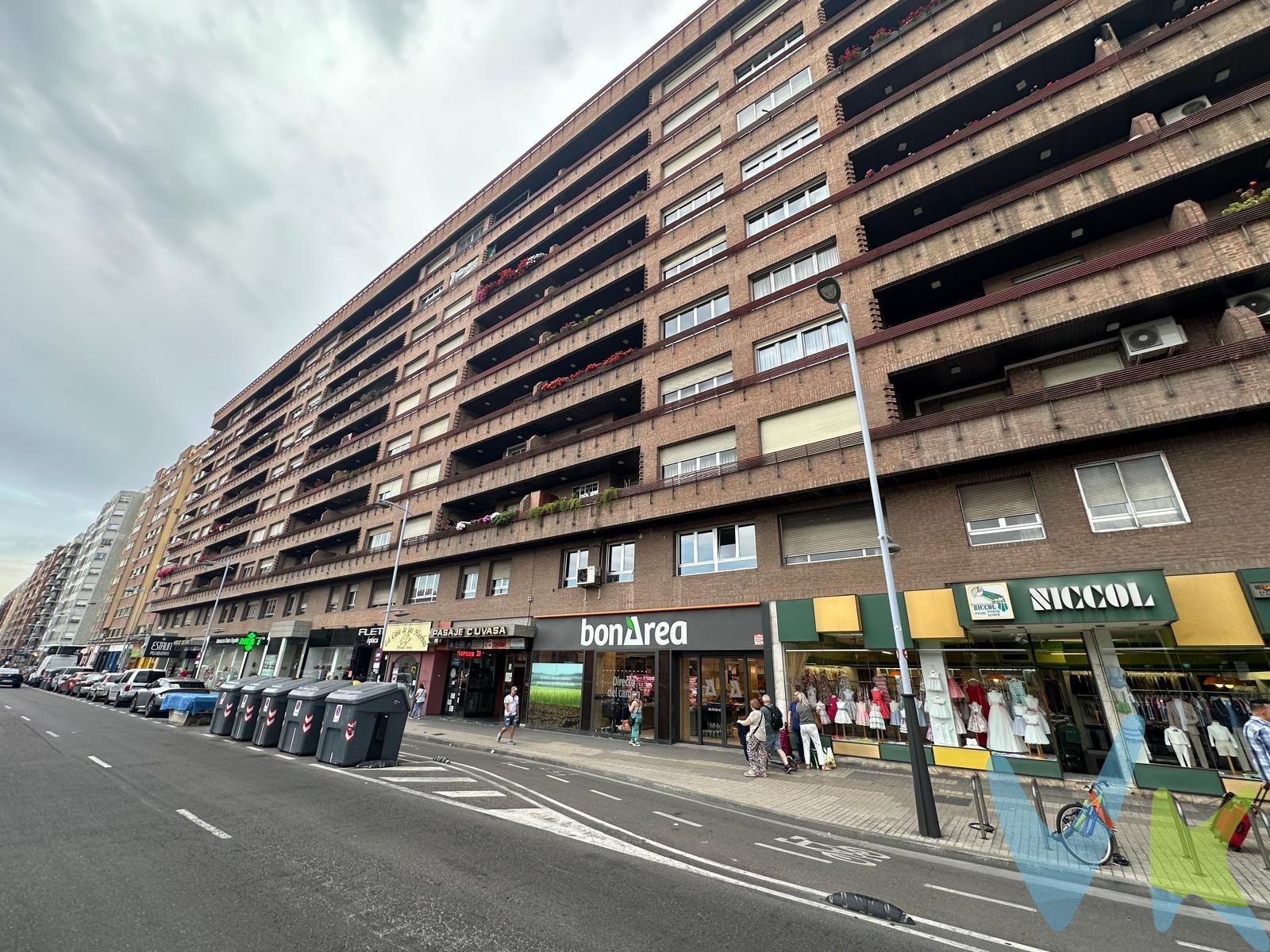 Tenor Fleta 24. Presentamos esta excelente oficina en primera planta, ideal para profesionales que buscan un espacio representativo y funcional. Posibilidad de conversión en vivienda. Situada frente al colegio Agustinos, en el reconocido edificio Ciuvasa, cuenta con una distribución pensada para la comodidad y el rendimiento laboral. El inmueble se compone de:. * Dos habitaciones independientes, una de ellos con práctico armario empotrado, perfectos para trabajo individual o reuniones privadas. * Una sala central de 24,55 m², ideal como zona de trabajo compartido, sala de espera o atención al cliente. * Baño propio, ofreciendo independencia y comodidad. Además, el edificio cuenta con servicio de conserjería, lo que aporta seguridad y profesionalidad desde la entrada. La calefacción central con contador individual y una eficiente bomba de frío/calor garantizan el confort durante todo el año. La oficina ha funcionado hasta ahora como despacho de abogados, lo que la convierte en una opción perfecta tanto para profesionales del derecho como para cualquier actividad que requiera una buena imagen, ubicación estratégica y un entorno bien comunicado. No pierdas la oportunidad de establecer tu negocio en un entorno consolidado y de prestigio. ¡Ven a visitarla!. ***NOTA HISTÓRICA: Tenor Fleta fue Miguel Fleta, un tenor de renombre español nacido en 1897 en Albalate de Cinca, Huesca, y fallecido en 1938. Fleta es especialmente conocido por su voz poderosa y emotiva, que le permitió brillar en los escenarios de la ópera tanto en España como internacionalmente. **Gastos de compraventa e intermediación no incluidos en el precio.