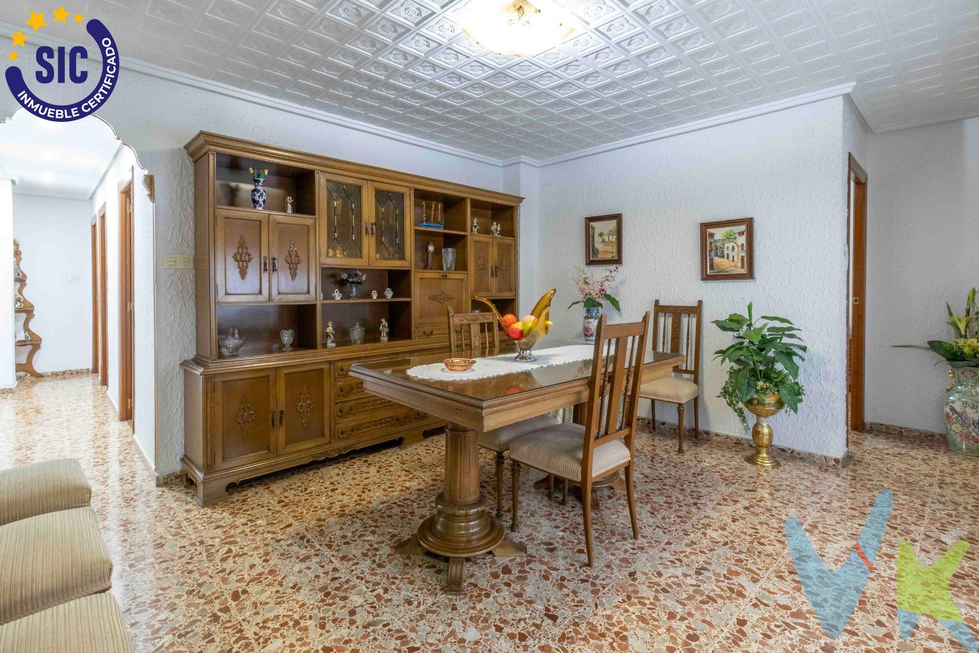 Se vende fantástico piso en la Avenida al Vedat, en una ubicación inmejorable, junto al metro y rodeado de todos los servicios esenciales (comercios, colegios, supermercados y transporte público). La finca dispone de ascensor y está adaptada para personas con movilidad reducida (PMR). La vivienda se distribuye en 3 dormitorios y 2 salones, con la posibilidad de adaptar la distribución y obtener hasta 4 dormitorios. Además, cuenta con un baño amplio y una cocina funcional. El edificio está en buen estado de conservación y ofrece comodidad y accesibilidad en una de las mejores zonas de la ciudad. ¡No pierdas la oportunidad de visitarlo!. Si buscas un hogar en Torrent bien ubicado, con todos los servicios cerca y listo para entrar a vivir, ¡este piso es para ti!. 📞 Contacta ahora para más información o concertar una visita. ¡No dejes pasar esta oportunidad!. . Por mandato expreso del propietario, comercializamos este inmueble EN EXCLUSIVA, lo que le garantiza un servicio de calidad, un trato fácil, sencillo y sin interferencias de terceros. Por este motivo, se ruega no molestar al propietario, a los ocupantes de la propiedad, a los vecinos. Muchas gracias por su comprensión. .  El precio NO incluye los gastos de notaría, ni impuestos, ni gastos de registro de la propiedad, ni gastos de gestoría, ni honorarios de la inmobiliaria, ni cualquier otro gasto que no este especificado.  .  Los datos e información contenida en este anuncio es meramente informativa, por lo que no tiene carácter contractual, pudiendo contener errores, reservándose la inmobiliaria a poder modificarla en cualquier momento. Para saber más sobre el mismo no dude en ponerse en contacto con nosotros. 