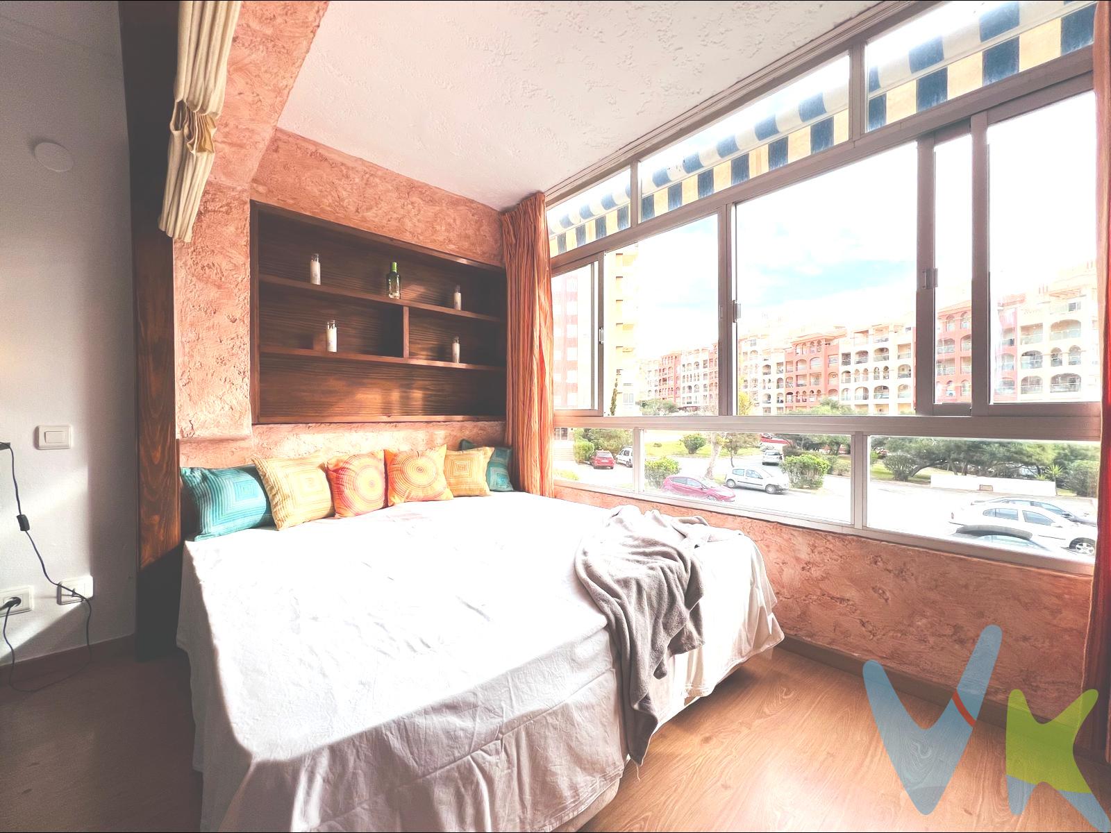 Estudio en Almerimar, es compacto y funcional, con 29,76 m² de superficie, perfecto para quienes buscan un espacio cómodo y bien aprovechado ideal para disfrutar del clima mediterráneo y relajarse al aire libre. La propiedad, en buen estado, ofrece una habitación acogedora, separada del área común por elegantes cortinas, lo que añade un toque de privacidad sin sacrificar la sensación de amplitud. Equipado con una cocina moderna y completa con electrodomésticos. La carpintería exterior de aluminio garantiza durabilidad y un buen aislamiento. Además, el estudio es luminoso, recientemente pintado, y ofrece un sofá cama adicional, lo que lo convierte en un espacio versátil. Entre sus extras, se destaca el  ascensor, y la comodidad de una zona de aparcamientos comunal en  todo en un entorno tranquilo y agradable. Este estudio en Almerimar es una opción ideal para disfrutar de la vida costera con todas las comodidades. . * El PVP indicado no incluye impuestos ni gastos de Escritura. * Honorarios agencia no incluidos. * Las superficies expresadas en esta página tienen carácter descriptivo y son aproximadas. * Los precios pueden ser susceptibles de modificación sin previo aviso. * Esta vivienda se vende CON muebles. . 