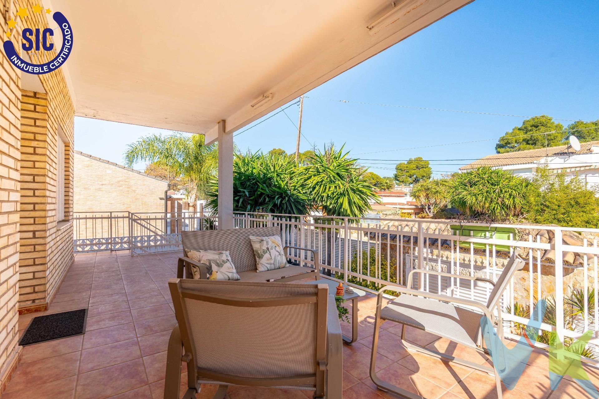 Descubre este chalet con una ubicación excepcional en la calle 12, en pleno corazón de La Cañada, una de las zonas más demandadas por su calidad de vida, su tranquilidad y su cercanía a todos los servicios: metro, colegios, supermercados, farmacia, comercios y zonas deportivas. Una ubicación ideal para familias que buscan comodidad y una excelente conexión. La vivienda, el clásico chalet utilizado como segunda residencia, conserva un encanto especial y un enorme potencial. Reformado en 2011, se levanta sobre una parcela de 384 m² completamente plana, uniforme y muy aprovechable, perfecta para diseñar distintos ambientes exteriores. En la primera planta se encuentra la vivienda principal, distribuida en un luminoso salón-comedor, cinco habitaciones dobles, un baño completo, zona de lavandería y dos terrazas —orientadas al norte y al sur— que permiten disfrutar del aire libre en cualquier época del año. En la planta baja, independiente de la vivienda principal, encontramos una cocina amplia y un segundo salón. Además, cuenta con un baño, un trastero, un práctico paellero ideal para reuniones familiares y comidas al aire libre, y por supuesto, una piscina perfecta para disfrutar en verano. En definitiva, un chalet con muchísimas posibilidades, situado en uno de los mejores puntos de La Cañada. Perfecto para quienes buscan espacio, tranquilidad y un hogar para personalizar a su gusto. Una oportunidad única para crear la casa que siempre has imaginado. -------. Por mandato expreso del propietario, comercializamos este inmueble en exclusiva, lo que le garantiza el acceso a toda la información, a un servicio de calidad, un trato fácil, sencillo y sin interferencias de terceros. Por este motivo, se ruega no molestar al propietario, a los ocupantes de la propiedad o a los vecinos. Muchas gracias por su comprensión. Si usted es agente inmobiliario y tiene un cliente para este inmueble, llámenos: estaremos encantados de colaborar.