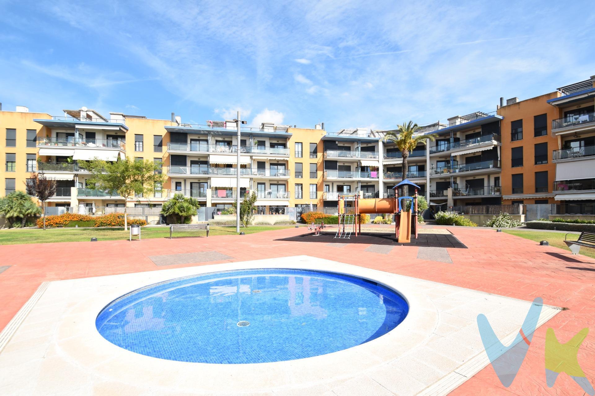 ¡Magnífica inversión! ¡Oportunidad única junto al mar! Dúplex con licencia turística dividido en dos viviendas independientes. Espectacular dúplex primera linea con vistas al mar, situado en planta baja y primer piso convertido en dos pisos independientes totalmente equipados y con licencia turística. Se encuentra en conjunto residencial con acceso directo al mar. Disfruta de zona comunitaria con jardines y piscina. La distribución en planta comprende salón-comedor con cocina abierta, lavadero exterior, 1 dormitorio, baño y una terraza de 63m² con acceso directo a la zona comunitaria. La planta superior tiene puerta directa a la escalera comunitaria y comprendre salón-comedor con cocina americana, dos dormitorios, 1 baño y un gran balcón. Calefacción y aire acondicionado, ascensor. Se vende completamente equipado, con muebles y electrodomésticos.   . El dúplex incluye en su precio dos plazas de pàrquing y un trastero. Una magnífica inversión tanto para alquiler vacacional como para uso propio. No dejes pasar la oportunidad de adquirir esta propiedad única y versátil, en una ubicación privilegiada, ideal para disfrutar o rentabilizar desde el primer día. Cubelles es un municipio costero muy bien comunicado (tren y autopista) y situado a 50Km de Barcelona. Disfruta de unas bonitas playas de arena fina y de un centro y casco antiguo muy bonitos. Su clima mediterráneo ofrece sol prácticamente todo el año y una temperatura ambiente muy buena. El precio no incluye impuestos (ITP, IVA y AJD), ni los gastos de notario ni los de registro.   
