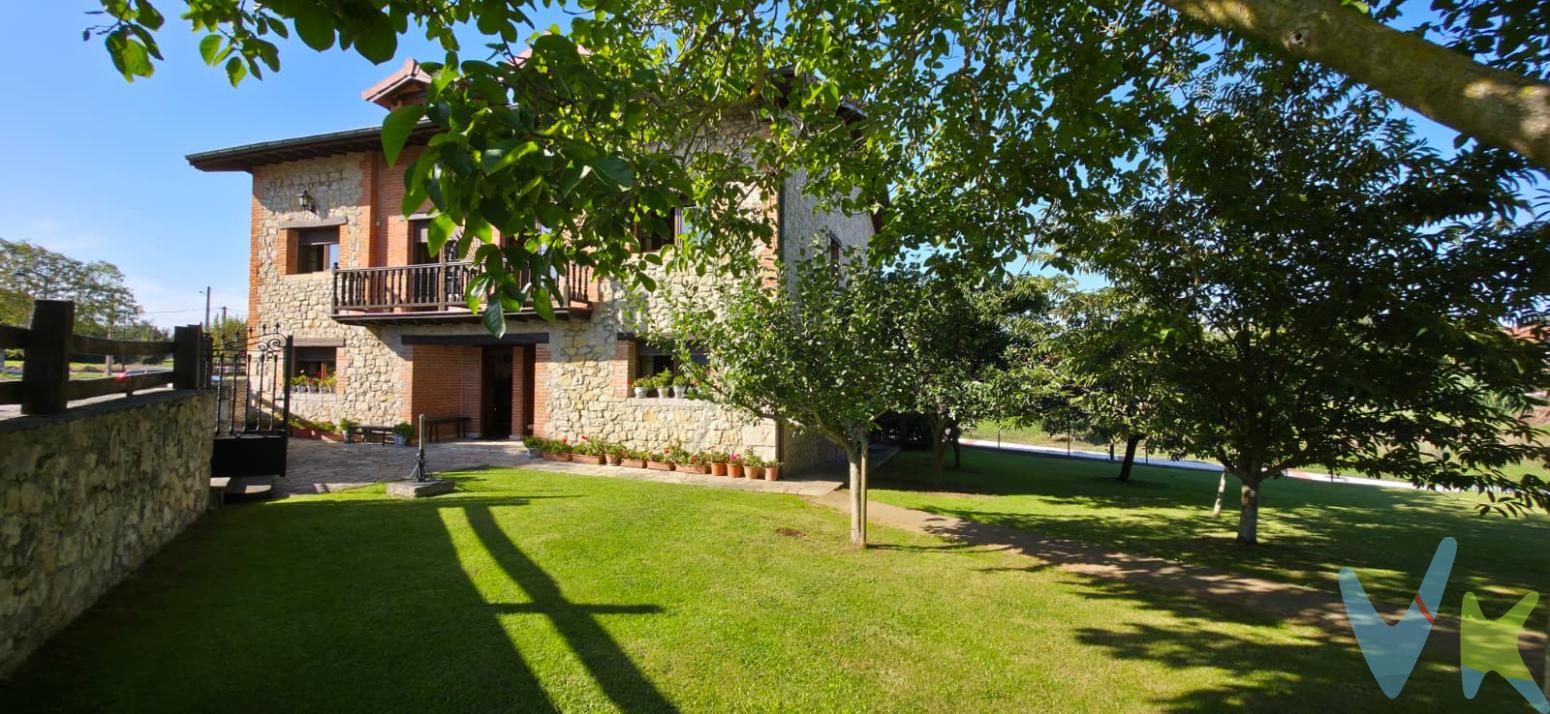 SOMO: CASA DE PIEDRA CON JARDÍN DE 1.076M² | DOS VIVIENDAS EN UNADescubre una propiedad verdaderamente única en Somo (Ribamontán al Mar). Te presentamos esta espectacular casa de piedra de 400 m² útiles, asentada sobre una idílica parcela de 1.076 m² repleta de árboles frutales (cerezos, manzanos, perales...). Su genialidad reside en su diseño: una sola edificación que alberga dos viviendas simétricas e independientes. Esta versatilidad te ofrece una doble oportunidad: vivir en una y alquilar la otra para una excelente rentabilidad, o unirlas para crear una grandiosa residencia familiar. Cada vivienda cuenta con un amplio salón (uno con chimenea), cocina y un baño en la planta principal. La segunda planta dispone de 3 habitaciones (la principal en suite y otra con balcón) y un baño adicional. La tercera planta te sorprenderá con un gran espacio diáfano con infinitas posibilidades para adaptarlo a tu gusto. En resumen, una propiedad excepcional por su diseño dual, su imponente jardín y su ubicación privilegiada. ¿Buscas una inversión inteligente o el hogar definitivo para tu familia? Lo has encontrado. Contacta ahora para una visita y no dejes pasar esta oportunidad única en el mercado.