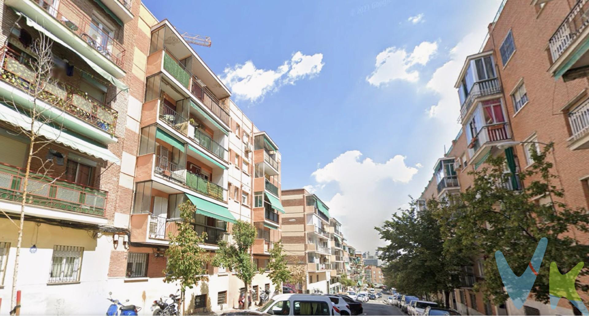 Descubre esta interesante vivienda de 2 dormitorios con 2 TERRAZAS en la zona de Puerta del Ángel, en el Paseo de Jesuitas, un enclave privilegiado a un paso del Paseo de Extremadura y muy cerca de Madrid Río. Zona muy bien comunicada, tanto en transporte público como en accesos a las principales vías de comunicación, facilitando tus desplazamientos diarios y conectándote con toda la ciudad.

Se trata de una segunda planta, ubicada en una finca sin ascensor. Se distribuye en hall de entrada, salón independiente con terraza, cocina, 2 dormitorios (el principal con una segunda terraza) y 1 baño.

La vivienda necesita cierta actualización.

Tanto si eres inversor como si buscas tu próximo hogar, no puedes pasar por alto esta oportunidad. ¡Llámanos y concierta tu visita ya!.

El comprador tendrá un coste adicional de un 1.5% más IVA sobre el precio publicado, por el servicio de gestión, asesoramiento y formalización del proceso de compra. Este importe no está incluido en el precio publicado en venta y será facturado al comprador.