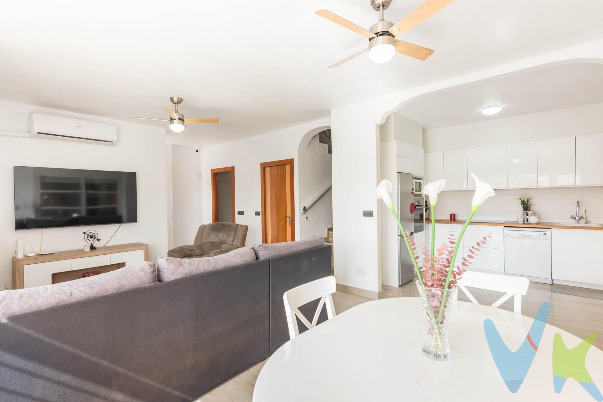 Presentamos este exclusivo dúplex en esquina, recientemente reformado, que destaca por su amplitud, luminosidad y excelentes calidades. La vivienda cuenta con 4 dormitorios, 2 baños completos, y un moderno salón-cocina de concepto abierto, ideal para la vida familiar y el entretenimiento. Dispone además de una versátil sala de juegos o estudio, perfecta como zona de teletrabajo, espacio creativo o área de descanso adicional. La terraza privada ofrece un rincón ideal para el relax al aire libre. Uno de los grandes atractivos de esta propiedad es su amplio sótano completamente acondicionado para eventos, reuniones familiares o celebraciones, añadiendo un valor único a la vivienda. Completa la oferta un garaje cerrado con capacidad para dos vehículos. Ubicado en una zona residencial tranquila, con todos los servicios cercanos y grandes vistas despejadas mirando a Joven Futura. Ideal para familias que buscan espacio, comodidad y un hogar listo para disfrutar. Si necesitas más detalles o información adicional, no dudes en preguntar. Cuando te pongas en contacto con nosotros te informaremos de los gastos que no están incluidos en el precio, gastos de compraventa y honorarios de agencia y te ayudaremos para que tu proceso de compra con nosotros se convierta en un #Calma: Estado ideal de tranquilidad que tendrás al comprar tu casa con nosotros. Por último, te vamos a contar una cosa: Los propietarios han confiado en nosotros y nos han contratado en exclusiva para que les ayudemos a vender uno de sus bienes más preciados, su casa, su hogar. Esto para ti, como comprador, será una garantía ya que tendrás acceso a un servicio de calidad, un trato fácil, sencillo y sin interferencias de terceros. Por eso, te vamos a pedir un favor, habla con nosotros, no los molestes, te vamos a ayudar en caso de interés en todo el proceso y te vamos a facilitar toda la documentación e información que precises. Como ya te habíamos dicho, ¡Un servicio de calidad!. *Esta vivienda está amueblada y decorada por nuestro Dpto. de HomeStaging, de manera neutra y despersonalizada con muebles de cartón y/o reales y objetos decorativos. Estos objetos y mobliliario no están incluidos en la vivienda