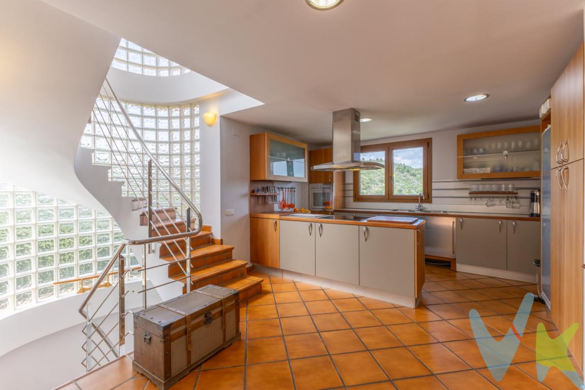 ¿Buscas tranquilidad, espacio y un hogar con personalidad? Este espectacular chalet urbano es todo lo que soñabas. Situada en una zona muy tranquila, cuenta con una distribución única en tres alturas, pensada para ofrecerte el máximo confort y privacidad.Características destacadas:3 amplios dormitorios2 baños completos y un aseo adicionalMúltiples terrazas con vistas despejadasMuy luminosa, con luz natural todo el díaZona ajardinada privada ideal para disfrutar al aire librePiscina privada, perfecta para relajarte o recibir invitadosPlaza de parking incluidaEsta vivienda combina el encanto del estilo rústico con todas las comodidades modernas. Cada rincón ha sido diseñado con mimo, ofreciendo un ambiente cálido y acogedor. ¡Un oasis de paz para vivir o disfrutar como segunda residencia!Ubicada en un entorno natural privilegiado, pero con fácil acceso a todos los servicios.Contáctanos para más información o concertar una visita. ¡Esta joya no durará mucho en el mercado! Información adicional de interés:    El precio indicado no incluye gastos ni otros conceptos. Al precio publicado deberá añadirse:   - Honorarios de intermediación de la agencia inmobiliaria  -Gastos de inscripción en el Registro de la Propiedad  -Honorarios notariales  -Impuestos aplicables a la transmisión (IVA o ITP y AJD, según el caso)    El inmueble se vende sin amueblar, sin electrodomésticos, enseres ni elementos decorativos.    Agencia colaboradora: Como agencia inmobiliaria que representa a nuestros clientes vendedores, compartimos la propiedad con otros agentes y agencias  , siempre bajo los principios de ética, profesionalidad y buena praxis inmobiliaria.  