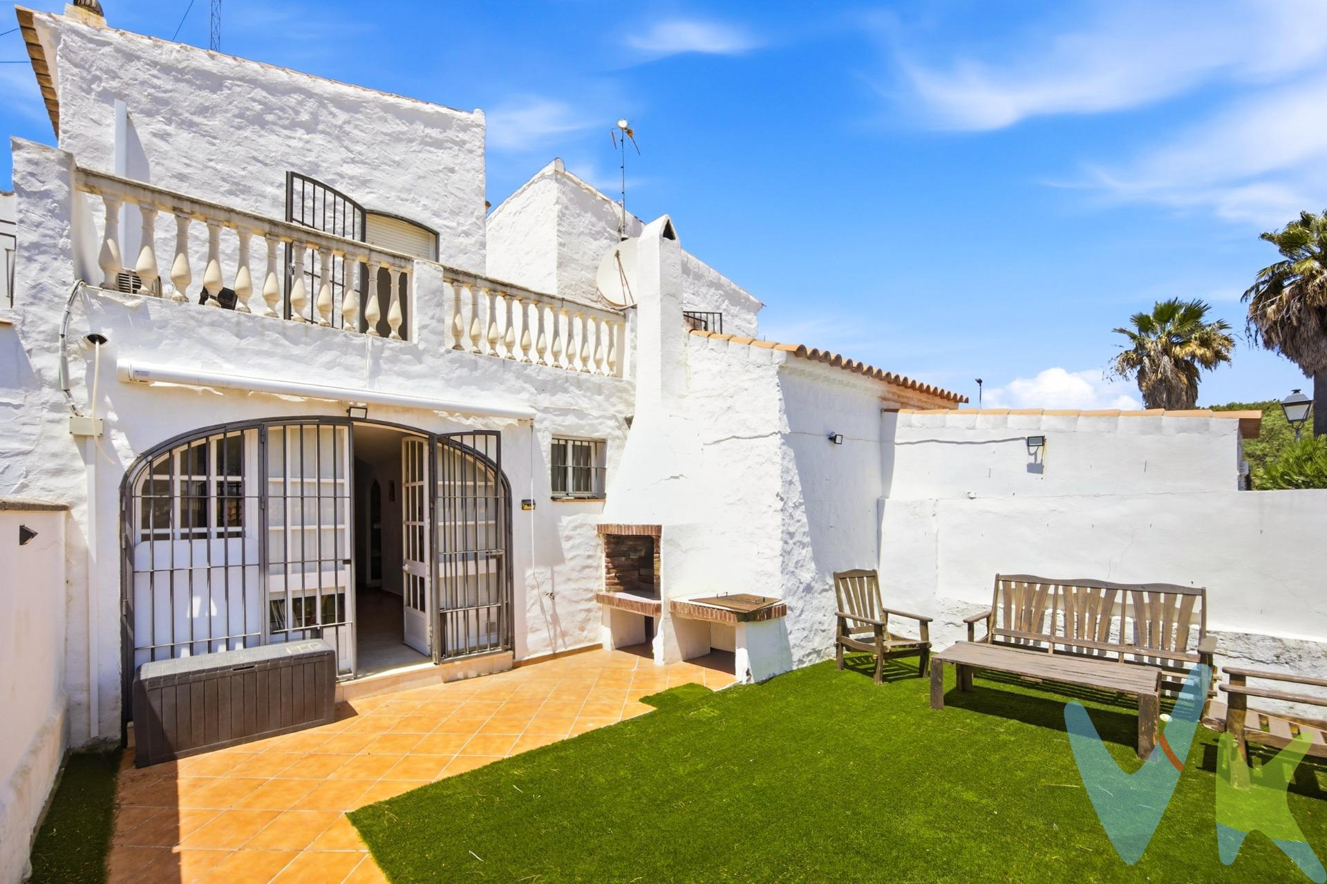 ⛳🌊 Tu paraíso de paz entre el golf y el mar: Hogar acogedor con jardín privado en Campano. ¿Sueñas con un estilo de vida donde el estrés desaparezca nada más apagar el motor del coche? Te presentamos esta espectacular vivienda ubicada en una de las urbanizaciones más tranquilas, verdes y exclusivas de la zona, con acceso directo al maravilloso Campo de Golf Campano. Aquí, el silencio, el cantar de los pájaros y los paisajes infinitos serán tus mejores vecinos. Lo mejor de todo es su ubicación estratégica: un remanso de paz absoluta rodeado de naturaleza, pero a tan solo unos minutos de la playa 🏖️. Podrás elegir entre pasar la mañana paseando por la arena blanca o disfrutar de un chapuzón refrescante en la gran piscina comunitaria, que además cuenta con una zona infantil segura para los más pequeños. 🌳 Exteriores mágicos: Tu propio oasis privado. Esta propiedad destaca por sus maravillosos espacios exteriores, pensados para disfrutar del clima mediterráneo y desconectar por completo:. 🏡 Jardín privado: Tu rincón de felicidad. Un espacio perfecto para organizar barbacoas inolvidables con amigos, diseñar un rincón zen de lectura o simplemente tumbarte al sol a disfrutar de los días despejados. ☕ Terrazas privadas en los dormitorios: Despertar, abrir el ventanal y tomarte el primer café de la mañana mirando al horizonte no tiene precio. 🏠 Interiores amplios, funcionales y profundamente acogedores. Al cruzar el umbral, te envuelve un carácter hogareño único. La distribución está meticulosamente pensada para maximizar la amplitud, la luz y el confort de toda la familia:. 🛋️ Salón-comedor independiente: Un espacio espacioso e inundado de luz natural. Cuenta con aire acondicionado 💨 para los días más cálidos de verano y una preciosa chimenea 🔥 que se convertirá en el alma de la casa durante las noches de invierno. 👩‍🍳 Cocina moderna y equipada: Totalmente independiente, espaciosa y con todo lo necesario para que cocinar tus platos favoritos sea un auténtico placer. 📦 Despensa inteligente: Aprovechando el hueco bajo la escalera, este espacio extra de almacenamiento te vendrá genial para mantenerlo todo organizado. 🛏️ 2 Dormitorios dobles espectaculares: Dos habitaciones colosales, llenas de luz natural y, como te comentábamos, cada una con acceso directo a su propia terraza privada. ¡Un auténtico refugio de privacidad para cada miembro de la casa!. 🚿 Baño completo: Cómodo, funcional y perfectamente distribuido. Esta vivienda no es solo un inmueble; es la oportunidad de regalarte la amplitud, la tranquilidad y el bienestar que siempre has querido, con el golf a tus pies y el mar a un suspiro. ¿Empezamos tu nueva aventura? Las propiedades en este entorno y listas para entrar a vivir son un bien muy escaso. ¡Llámanos hoy mismo y ven a enamorarte de tu próximo hogar! 🔑💙. Comercializamos este inmueble en exclusiva para garantizarte toda la información necesaria junto a un servicio excepcional. En cumplimiento del Decreto Junta Andalucía 218/2005 del 11 Octubre, informamos al cliente que los gastos notariales e impuestos no están incluidos en el precio € . Si tienes dudas acerca dela compraventa , llámanos ; estaremos encantados de asesorarle !. Igualmente disponemos de un Seguro de Caución para garantizar las cantidades entregadas a nuestra Agencia en concepto de Reserva y/o Arras. Impuestos y gastos de la compraventa:. El comprador puede consultar de forma oficial los impuestos aplicables (ITP, AJD, etc.) en la web de la Junta de Andalucía:. https://www.juntadeandalucia.es/organismos/economiahaciendayfondoseuropeos/areas/tributos-juego/tributos/paginas/impuestos-cedidos-transmisiones.html. Si tiene cualquier duda sobre los gastos de la compraventa, llámenos y estaremos encantados de asesorarle de forma clara y personalizada.