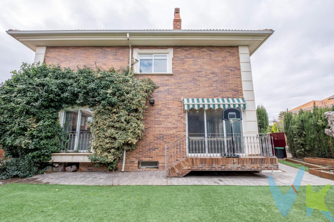 Si buscas una casa donde "quedarse pequeño" no sea una opción, este unifamiliar en Cuarte de Huerva es la respuesta. Con más de 260 m² útiles distribuidos en cuatro niveles, esta vivienda está diseñada para ofrecer independencia, confort y un entorno social inigualable. Aquí, el espacio se adapta a tu vida, y no al revés. Cuatro plantas para vivir sin límites. El corazón de la casa (Planta Baja): Un salón-comedor amplio y luminoso que conecta con un porche privado. Es el lugar ideal para desayunar al aire libre o disfrutar de tu propio jardín privado. Zona de descanso (Planta Primera): Nada menos que 4 dormitorios y 2 baños completos. Espacio real para toda la familia, sin renunciar a la privacidad de nadie. El refugio bajo cubierta: Una zona diáfana de más de 30 m² que puedes convertir en lo que siempre soñaste: tu estudio de pintura, un cine en casa o el cuarto de juegos definitivo. Ocio y practicidad (Sótano): Una bodega de generosas dimensiones perfecta para celebraciones, junto con un garaje privado y zona de almacenaje. Un club deportivo privado en tu propia puerta. Lo que realmente marca la diferencia en esta vivienda es su espectacular zona común. No es solo una piscina; es un complejo deportivo completo para ti y los tuyos:. - Piscina comunitaria para los días de sol. - Pistas de pádel y tenis para mantenerte en forma sin salir de la urbanización. - Campos de fútbol y baloncesto, el paraíso para que los niños jueguen en un entorno seguro y privado. Es mucho más que una casa; es el escenario donde tu familia podrá crecer con espacio, seguridad y toda la oferta deportiva que podáis imaginar. ¿Quieres venir a conocer tu nuevo club de vida?. Cuarte de Huerva ofrece la tranquilidad de un entorno residencial con todos los servicios a un paso de Zaragoza. Contacta ahora para realizar una visita y descubre por qué esta es la casa definitiva para tu familia. _________________________________________. En el precio publicado de venta NO están incluidos los honorarios de agencia por el servicio de gestión, asesoramiento y formalización del proceso de compra que será facturado al comprador. Tampoco incluye los impuestos y gastos legalmente establecidos y derivados de la transmisión e inscripción, en su caso.