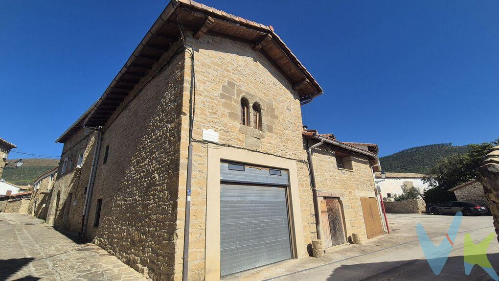 Esta antigua casa de piedra en Leache te enamorará a primera vista.
Reconstruida como obra nueva en el año 2008 sobre una estructura antigua los propietarios quisieron recuperar su carácter, pero con las comodidades actuales: El resultado no pudo ser más acertado.
La casa tiene el tamaño justo y las estancias mucho encanto. En particular el impresionante salón con techos abuhardillados. 
A parte de la estética, se primó la comodidad : Tiene dormitorio en planta baja, baño completo en ambas plantas,  garaje con puerta motorizada, un taller o trastero con acceso directo desde la calle ( que se puede convertir fácilmente en un tercer dormitorio), un patio privado y para que no falte de nada una preciosa huerta a escasos metros de la casa. 
En las fotos luce estupenda, pero no le hacen justicia. Hay que visitarla. 
Llama para pedir tu visita. No te arrepentirás.