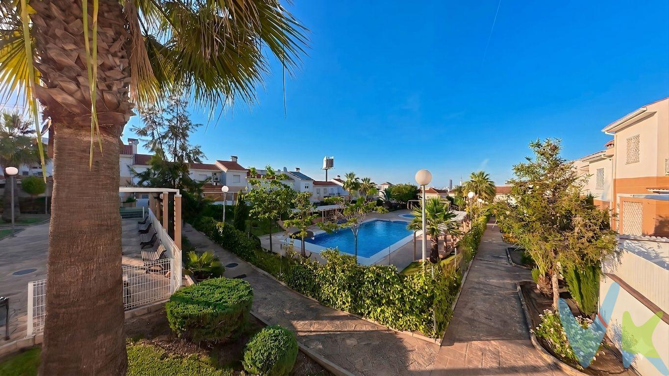 PRECIO DE VENTA: 330.000€ + GASTOS . Querido futuro propietario,. Te escribo esta carta porque cuando vendes el lugar donde has sido feliz, no entregas solo llaves; pasas el testigo de un hogar. Quiero contarte lo que esta casa en la Urbanización Vistahermosa ha supuesto para nosotros. Su ubicación, a medio camino entre San Juan de Aznalafarache y Tomares, nos ha dado el equilibrio perfecto: paz residencial y todo a un paso. Al llegar, el patio delantero te recibe con la comodidad de poder meter el coche directamente. Cruzando el umbral, la planta baja ha sido el corazón de nuestra rutina. La cocina, el salón con aire acondicionado y un baño completo hacen el día a día facilísimo. Mención especial merece el comedor: un espacio versátil que, si lo necesitas, se independiza como habitación en planta baja. Al fondo, el gran patio trasero ha sido nuestro tesoro, el escenario de barbacoas, risas y noches de verano. Arriba, la zona de descanso es un remanso de paz con tres habitaciones amplias y dos cuartos de baño, ideales para evitar las prisas mañanas. Además, la vida aquí se expande a la comunidad: los veranos en la piscina de la urbanización y las tardes en la zona infantil han sido un regalo. Esta casa ha sido nuestro refugio. Ahora que empezamos otra etapa, solo deseamos que entre sus paredes encuentres la misma felicidad que nos regaló a nosotros. Bienvenido a tu nuevo hogar. En cumplimiento de las obligaciones de información previstas en la Ley 10/2025, de 28 de diciembre, de servicios de atención a la clientela y transparencia, así como en la normativa sectorial vigente, se hace constar que el precio indicado no incluye los gastos e impuestos inherentes a la adquisición, los cuales se desglosan a continuación:. * Impuesto sobre Transmisiones Patrimoniales (ITP): se aplicará el tipo impositivo vigente en la Comunidad Autónoma de Andalucía (generalmente el 7% (23.100), sin perjuicio de tipos reducidos del 3,5%, 1,2% o 1% aplicables según las circunstancias personales del comprador o las características del inmueble). El impuesto se devenga sobre el Valor de Referencia de Catastro o el precio de venta, aquel que resulte superior. * Gastos de Notaría: Los honorarios notariales se calcularán conforme al arancel oficial regulado en el Anexo I, del Real Decreto 1426/1989, de 17 de noviembre, por el que se aprueba el arancel Notarial. * Gastos de Registro: La inscripción en el Registro de la Propiedad se facturará según el arancel oficial establecido en el ANEXO I, del Real Decreto 1427/1989, de 17 de noviembre, por el que se aprueba el arancel Notarial. * Gastos de Gestión (Gestoría): Los honorarios por la tramitación administrativa, liquidación de impuestos e inscripción registral ascienden a [545,00€] aproximadamente (IVA incluido). * Honorarios Agencia del Vendedor: incluidos en el PVP. * Honorarios Agencia del comprador: Se informa que existen honorarios profesionales a cargo del adquirente, en aquellos casos, en que se hubieran contratado servicios de encargo de compra. La agencia prestará los servicios de información, asesoramiento y acompañamiento previstos en el Encargo de Servicios y en el D.I.A. Si solicita servicios adicionales o personalizados, sus honorarios serán informados previamente, de forma individualizada y por escrito, conforme a la libertad de pactos y a la normativa vigente. NO VINCULADOS AL PRECIO DE COMPRA. Para una información exhaustiva sobre el funcionamiento, tipos impositivos y bonificaciones del ITP en Andalucía, puede consultar el portal oficial de la Agencia Tributaria de la Junta de Andalucía en el siguiente enlace:. Documento D.I.A. a disposición del consumidor según Decreto 218/2005 Junta de Andalucía.