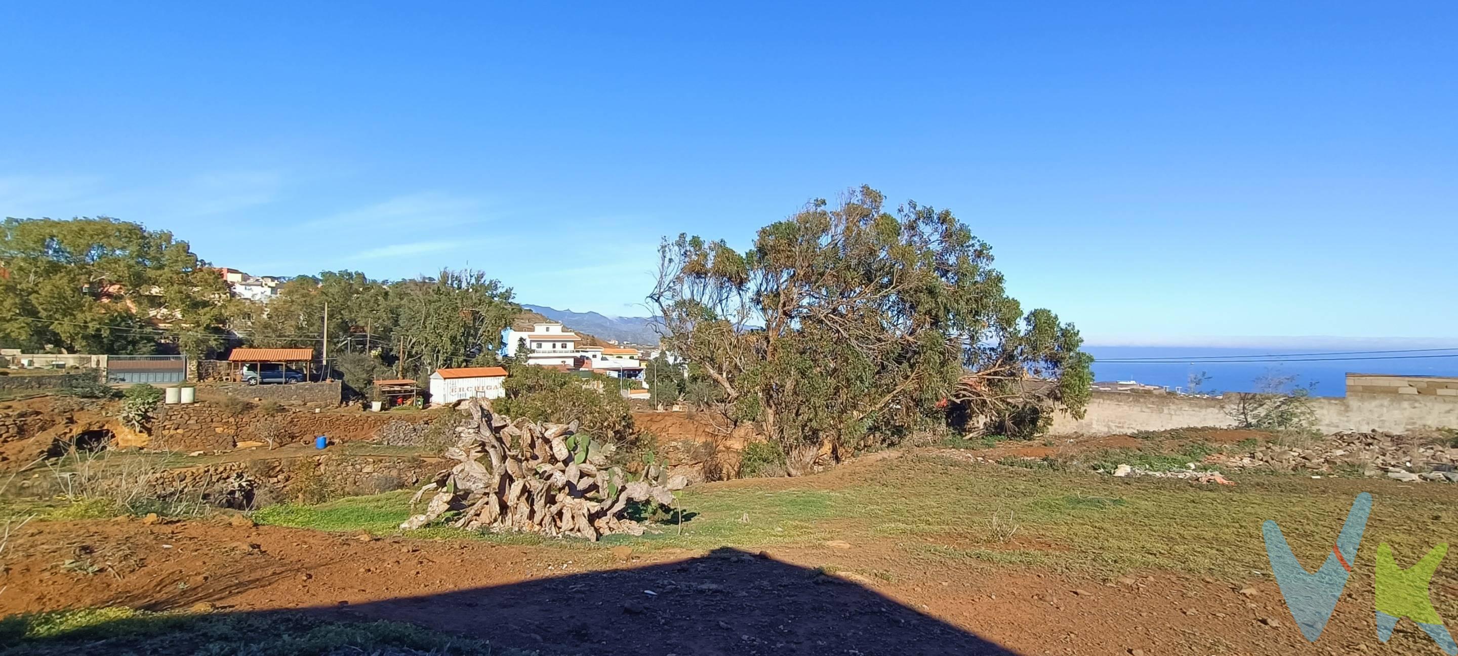 Gran Solar Rústico en Llano del Moro, Es un gran solar colindante a una parcela urbana con un gran fondo, que colinda a el Barranco de Marreros, Tiene acceso directo desde la calle y con todos los servicios necesarios en la puerta. Muy bien comunicado con acceso a La Laguna, La Esperanza, y al Sobradillo. Datos meramente informativos sin valor contractual. Impuestos y gastos de transmisión no incluidos en el precio de venta. Solar Rústico Llano del Moro