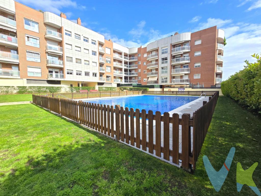 PISO EXCLUSIVO DE 4 HABITACIONES + PK +PISCINA en Zona Mestral de Reus/ LA MINETA (Carretera de Reus a Castellvell). Como se suele decir, una imagen vale más que mil palabras, por eso les hemos presentado un amplio reportaje fotográfico de este precioso inmueble para que puedan descubrirlo de diferentes ángulos, no obstante, también son muchos los que coinciden en que siempre es mejor el libro que la película, por eso les vamos a describir las cualidades, equipamiento y características de este fantástico Inmueble, de su finca y su entorno:.  .  - 4 habitaciones, una de ellas tipo suite. todas ellas exteriores.  - Amplio salón comedor con salida a una de las  terrazas/balcón.  - 2 baños completos, uno de ellos con bañera y el otro con ducha.  - Luminosa y amplia cocina equipada, con acceso a otra de las terrazas/balcón que dispone la vivienda.   -Un Hall/distribuidor que entiende a la perfección la habitabilidad de este hogar.  - Calefacción de gas natural.  - Aire acondicionado por conductos.  - Jardín y piscina comunitaria en un entorno extraordinario y con una comunidad de propietarios excelente.  - Plaza de parking INCLUIDA EN EL PRECIO y situada en la misma finca que el piso (se accede con el ascensor). - Edificio construido en el 2004, sin barreras arquitectónicas.  - Y mucho más que podrán descubrir cuando lo visiten. Ahora toca pensar y valorar los momentos que pasamos dentro, dentro de nuestros hogares, con el confort que queremos vivir y ofrecer a nuestros seres más queridos, con las vistas y zonas comunes de las que queremos gozar, con los vecinos que queremos convivir, es hora de pensar..Pero no se demoren o perderán la oportunidad única de experimentar como es vivir en un práctico, cómodo y amplio piso como este. Edificado en una de las mejores fincas de toda la ciudad  y situada en la mejor zona de Reus (MESTRAL).  Concierten una visita con nosotros y lo descubrirán "in situ". Les atenderemos con mucho gusto.