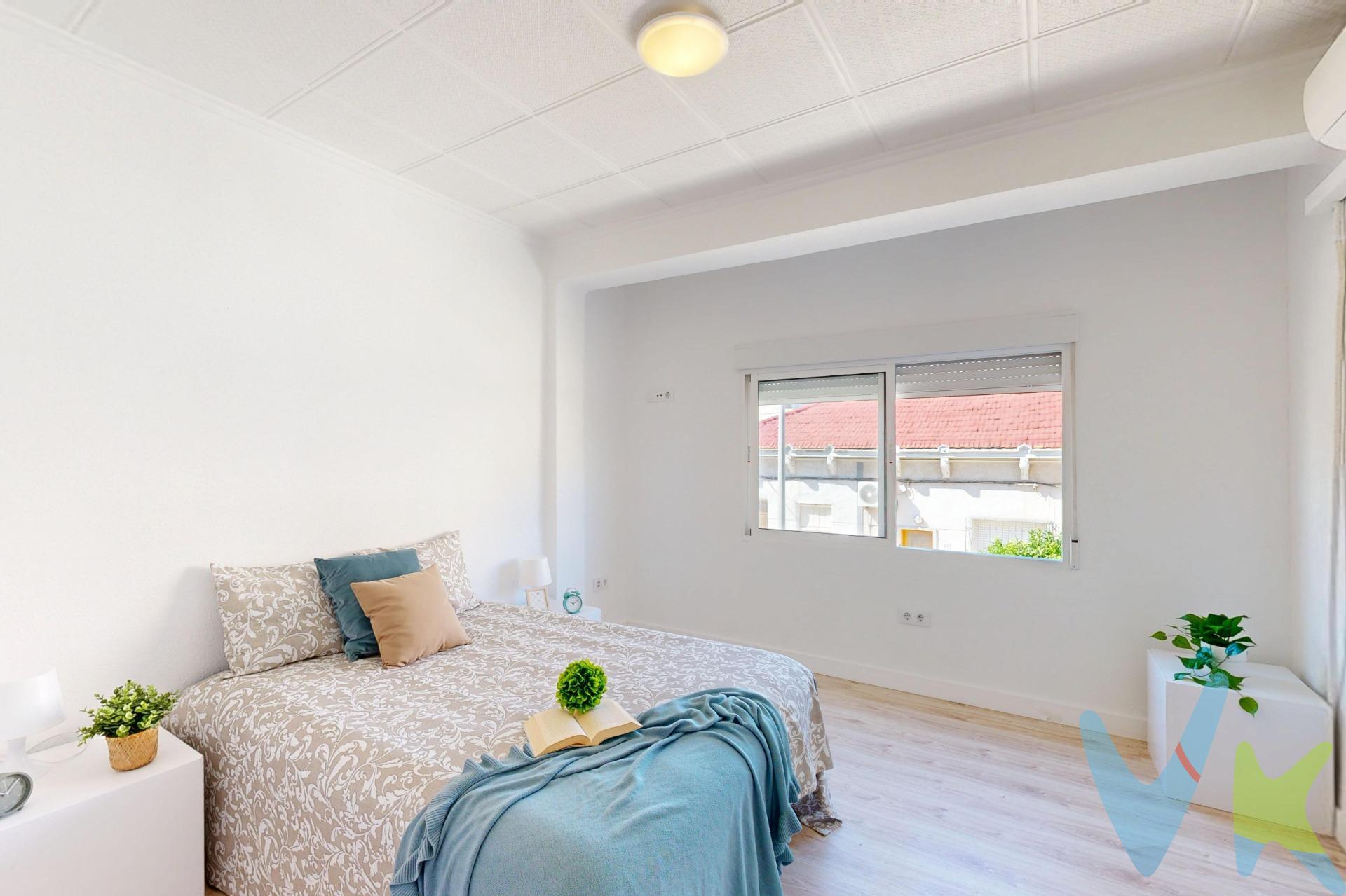 Si estás buscando un piso cómodo, con mucha vida y en una de las mejores zonas de Los Barreros, esta vivienda te va a encantar. Se trata de un primer piso de 67 metros cuadrados que destaca, sobre todo, por lo luminoso y amplio que resulta nada más entrar. La vivienda está semi-reformada, lo que te permite instalarte de inmediato y rematarla a tu gusto poco a poco.El corazón de la casa es su gran salón comedor, un espacio fantástico y lleno de luz natural ideal para relajarse o pasar tiempo en familia. Cuenta además con dos habitaciones realmente espaciosas donde no tendrás problemas de espacio, y una cocina independiente que ya se entrega completamente amueblada y lista para usar. Para que el clima nunca sea un problema, la casa está equipada con dos splits de aire acondicionado con bomba de calor, asegurando el máximo confort tanto en invierno como en verano. La ubicación es otro de sus grandes puntos fuertes. Está situado en un entorno muy tranquilo pero con la comodidad de tener absolutamente todos los servicios a la vuelta de la esquina: supermercados, tiendas de barrio, colegios y transporte público para que puedas hacer tu día a día sin necesidad de coger el coche. Es una oportunidad perfecta tanto si buscas tu próximo hogar como si estás pensando en una inversión segura. Lo mejor es que vengas a verlo y compruebes tú mismo todo lo que ofrece. ¡Llámanos y organizamos una visita!. Para finalizar, queremos ofrecerte una experiencia inmobiliaria basada en calidad, cercanía y profesionalidad. Al contactar con nosotros, actuaremos como intermediarios, evitando molestias a la propiedad y acompañándote en todo el proceso, facilitándote la información y documentación necesarias para una compra cómoda y sin complicaciones. A continuación, te informamos de los gastos de compra no incluidos en el precio, para garantizar un proceso claro y tranquilo:. PVP: 117000€. No incluye gastos, impuestos y demás gastos que legalmente correspondan al comprador: ITP del 7,75% con carácter general; existen excepciones según normativa aplicable (1). Base imponible el mayor valor entre el precio de venta o el valor referencia catastral. Gastos Notaría y Registro: 1.790€ aprox. según complejidad y aranceles vigentes (2). Financiación: gastos de hipoteca, tasación y gastos bancarios a cargo del comprador, según su necesidad y elección. Servicio doble de intermediación: Honorarios inmobiliaria a cargo del comprador: 3% precio final, más IVA (21%), salvo acuerdo contrario tras negociación, no incluidos en PVP. Operación y condiciones de compraventa sujeta a aceptación expresa del vendedor. Para acceder a información y documentación legalmente exigible por el consumidor: gesprocasa.es/consumidor. (1) Para una información exhaustiva sobre el funcionamiento, tipos impositivos y bonificaciones del ITP en la Región de Murcia, puedes consultar el portal oficial de la Agencia Tributaria Autonómica en el siguiente enlace: agenciatributaria.carm.es/ITPAJD. (2) Tarifas notariales y registrales reguladas en Anexo I Del Real Decreto 1426/1989 y, Anexo I Del Real Decreto 1427/1989, respectivamente.