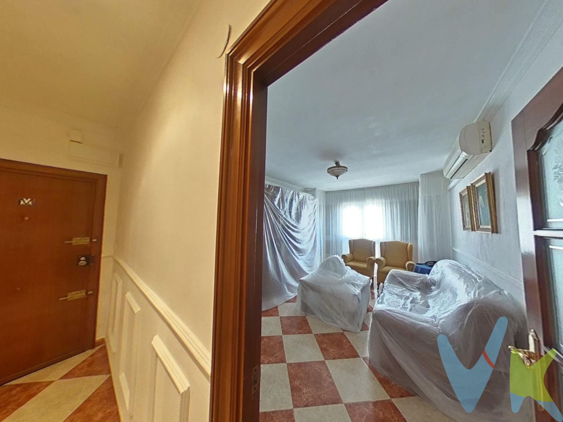 Tu nuevo hogar, comodidad, ubicación y calidad de vida 👌🏼. Descubre este encantador piso en el corazón de Santa Rosa, para entrar a vivir, con grandes posibilidades para menores de 35 años, con los beneficios fiscales que eso supone, con plaza de garaje (opcional), con todo lo necesario para poder disfrutar desde el primer día y a un precio muy ajustado, también para quienes desean un espacio cómodo para disfrutar de la jubilación o buscan una inversión segura en una zona con alta demanda de alquiler. Características destacadas:. Puerta de acceso a la vivienda blindada. Dos dormitorios (con posibilidad de reconvertir a tres, como en su distribución original), ofreciendo flexibilidad para adaptarse a tus necesidades. Baño completo con mampara, funcional y en buen estado. Cocina amueblada, sin electrodomésticos, para que tú decidas el consumo energético de tu vivienda. Ventanas con mosquiteras y toldos. Exterior y luminoso, con estancias que reciben abundante luz natural. La vivienda está renovada de instalación eléctrica y fontanería hace 9 años, al igual que la solería y la carpintería interior de maderas nobles, dispone de 4 split en diferentes estancias, lo que estaría excluido, además del mobiliario de la vivienda, serían los radiadores eléctricos que se muestran en las fotos. Edificio mejorado con ascensor, facilitando el acceso y la movilidad. . Posibilidad de adquirir plaza de garaje, a un paso, opcional, 15.000€, no está en el mismo edificio, ya que éste no dispone de ellas, pero es un valor añadido en esta zona. Entorno y ubicación:. Posee una ubicación estratégica, a 15 minutos del centro, situado en un barrio consolidado, que combina la tranquilidad residencial con la cercanía a todos los servicios: colegios, centros de salud, supermercados, zonas verdes y excelentes conexiones de transporte público. Una oportunidad única:. No dejes pasar esta oportunidad de vivir o invertir en una de las zonas más atractivas de Córdoba. Contáctanos para más información y agenda tu visita. ¡Tu nuevo hogar te espera!. El comprador tendrá un coste adicional de un 2% más IVA del precio de venta final con unos honorarios mínimos de 3.600€ más IVA, por el servicio de gestión, asesoramiento y formalización del proceso de compra. Este importe no está incluido en el precio publicado en venta. INFORMACIÓN ADICIONAL. Para cumplir con la normativa vigente tenemos a disposición del cliente el Documento de Información Abreviada D. I. A. Los precios indicados pueden sufrir alteraciones sin previo aviso. Los GASTOS DE LA COMPRA serán según ley (Notaria, Registro e Impuestos) y no están incluidos en el precio señalado. 