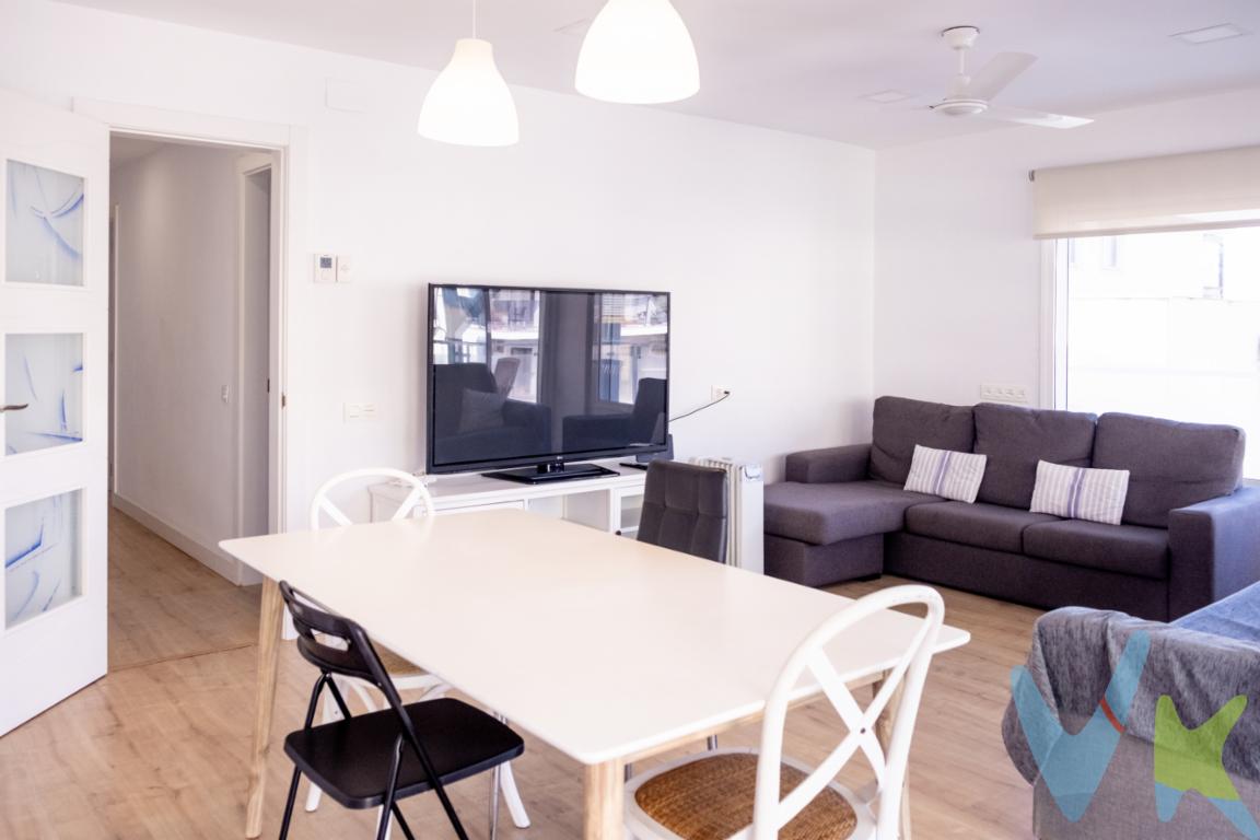 Un piso que huele a verano incluso en invierno, donde el mar entra por las ventanas y convierte cada día en un pequeño privilegio.Así es este encantador piso en venta en la codiciada zona de Els Acantilats, en Salou. La vivienda, que además dispone de licencia turística, ofrece una combinación excepcional de bienestar, ubicación privilegiada y una oportunidad de inversión difícil de igualar.Situado en la séptima planta, el piso cuenta con 106 metros construidos y 96 metros útiles que se distribuyen con amplitud y armonía. Sus cuatro habitaciones permiten adaptarse a cualquier estilo de vida: desde una familia que busca espacio y comodidad hasta quienes desean disponer de un despacho luminoso o una estancia destinada al alquiler turístico.El salón se abre a unas impresionantes vistas al mar, un horizonte que se convierte en parte del día a día y que regala momentos de calma y belleza a cualquier hora. La luz natural inunda cada rincón de la vivienda, creando un ambiente cálido y acogedor que invita a disfrutar del hogar en todas las estaciones.El edificio cuenta con ascensor, lo que garantiza un acceso cómodo hasta la séptima planta, y dispone además de un garaje propio, un auténtico privilegio en esta zona tan demandada. La tranquilidad de tener un espacio seguro para el vehículo añade un valor incuestionable a la propiedad.La playa de Capellans está a un paseo, igual que los restaurantes, las tiendas, los servicios y todo lo que hace que el día a día sea fácil. Y cuando cae la tarde, la brisa marina te recuerda por qué este lugar es especial.El clima templado, la brisa marina y la ubicación estratégica hacen de este piso un refugio perfecto para vivir todo el año o para invertir con seguridad. La licencia turística añade un valor incuestionable para quienes buscan rentabilidad sin renunciar al encanto de un hogar junto al mar.Un hogar para vivirlo. Una inversión para disfrutarla. Un espacio donde cada amanecer tiene algo de magia.El precio indicado corresponde al PVP (Precio de Venta al Público).Los gastos adicionales derivados de la compraventa como los de notaría, registro de la propiedad e Impuesto de Transmisiones Patrimoniales (ITP)no están incluidos en el PVP. Estos gastos pueden variar según el precio final de la operación y la normativa aplicable, ya que se calculan sobre la base imponible del valor de transmisión del inmueble. API: 659 AICAT: 2268 ANTONIO MIGUEL GIL LLABERIA  - VIVENDEX REUS PARTNERS SL