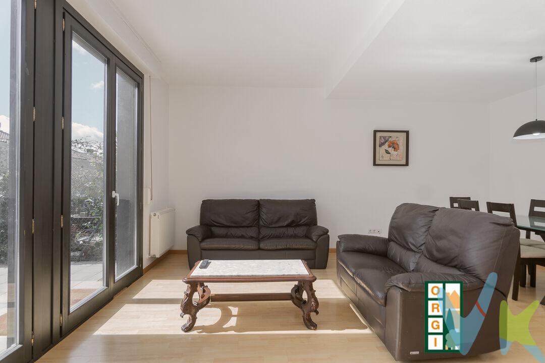 Descubre esta magnífica vivienda adosada construida en 2008 situada en el encantador municipio de Yesa (Navarra), un entorno natural privilegiado que combina tranquilidad, calidad de vida y excelentes conexiones.
La vivienda destaca por su excelente orientación y gran luminosidad por sus grandes ventanales, ofreciendo espacios acogedores y funcionales. En la planta principal encontramos un amplio salón con acceso directo al jardín, ideal para disfrutar del exterior y de momentos de relax. La cocina se encuentra en perfecto estado, lista para entrar a vivir.
La casa dispone de tres cómodos dormitorios y dos baños, pensados para garantizar el confort de toda la familia.
Uno de sus atractivos es su doble espacio exterior: un jardín delantero que aporta privacidad y bienvenida al hogar, y un jardín trasero con barbacoa, perfecto para reuniones, comidas al aire libre o simplemente disfrutar del buen tiempo.
Además, la vivienda cuenta con una planta bajo cubierta actualmente sin acondicionar, pero con un gran potencial gracias a sus ventanas Velux, lo que permite convertir este espacio en un despacho, zona de ocio, estudio o incluso dormitorios adicionales según las necesidades del futuro propietario.
Ubicada en un entorno rural muy tranquilo y rodeado de atractivos naturales y turísticos, la vivienda se encuentra a tan solo 30 minutos de Pamplona, con excelente acceso a través de la Autovía del Pirineo, lo que permite combinar la serenidad del entorno con la cercanía a la ciudad.
Una propiedad ideal tanto como vivienda habitual para quienes buscan calidad de vida, como segunda residencia para fines de semana y temporadas de verano.
Una oportunidad perfecta para disfrutar de la naturaleza, el espacio y la tranquilidad sin renunciar a la comodidad.