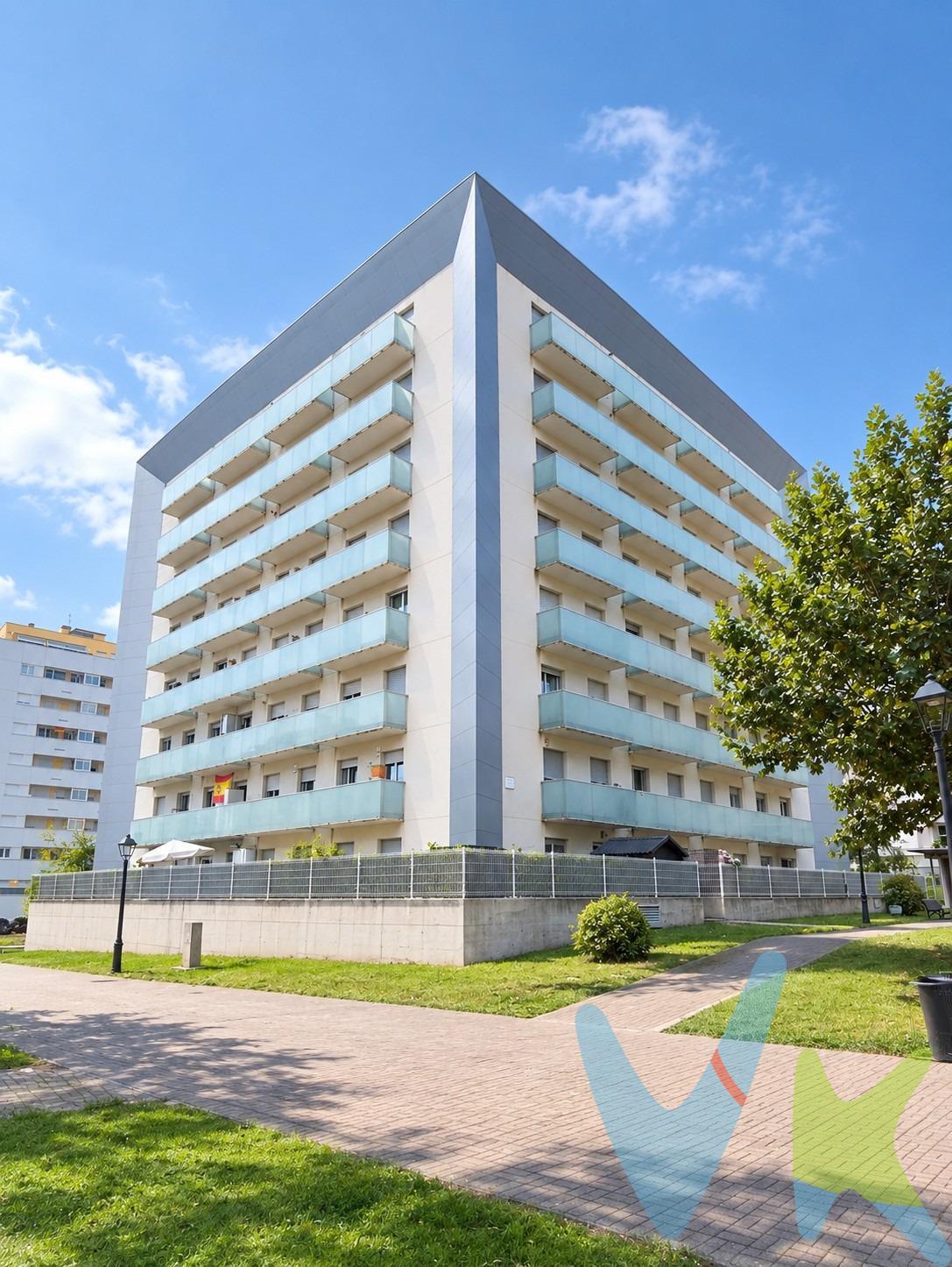 Hoy os presentamos una vivienda especial, en un lujoso edificio a 8 min de Santander capital. El edificio diseñado por el premiado arquitecto Patxi Mangado,  es un referente de innovación, singularidad y alta calidad constructiva. Un edificio con carisma y diseño actual con acero en las esquinas de fachada, amplios balcones de cristal en todas las estancias y unas zonas comunes que realmente te impactan nada mas entrar. La vivienda, tiene una distribución muy funcional y comoda, separando discretamente la zona de día y de noche. Cocina independiente con office y con dos entradas independientes, salón, 3 habitaciones y 2 baños ( uno en Suite). Todas las estancias cuentan con amplios ventanales de suelo a techo con lo que sumandolo a su orientación sur-Oeste permite la entrada de luz a raudales en toda la vivienda. Se completa con amplia y comoda plaza de garaje y trastero justo al lado del acceso al ascensor (maxima comodidad). Con una actualización dejaras impactado a todo aquel que te venga a visitar!!. A destacar su zona residencial inmersa en un amplio parque con zona de paseo, jardines y juegos infantiles. Impuestos, gastos de Notaría y Registro no están incluidos en el precio.